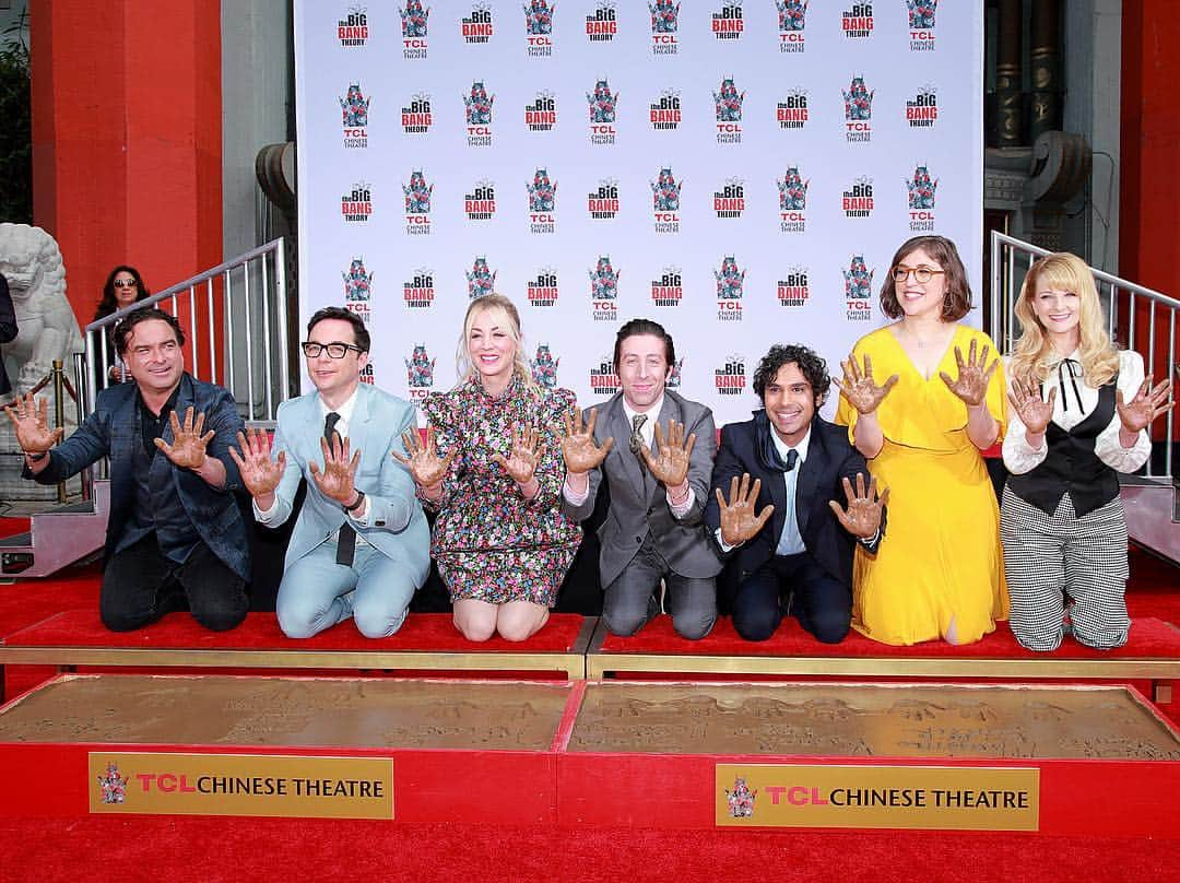 Just Jaredさんのインスタグラム写真 - (Just JaredInstagram)「Congrats to the cast of @bigbangtheory_cbs - the first TV series in history to be honored with a handprint ceremony! @kaleycuoco is wearing @marcjacobs. More pics at JustJared.com #TheBigBangTheory #BigBangTheory #JohnnyGalecki #JimParsons #KaleyCuoco #SimonHelberg #KunalNayyar #MayimBialik #MelissaRauch #MarcJacobs Photo: Getty」5月2日 4時23分 - justjared