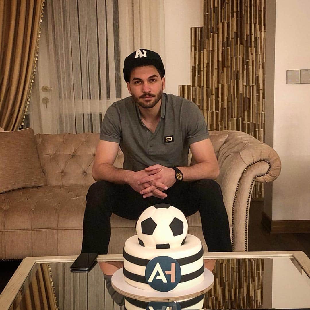 アリレザ・ハギギのインスタグラム：「🎊🎈🙃🎉🎁⚜️」