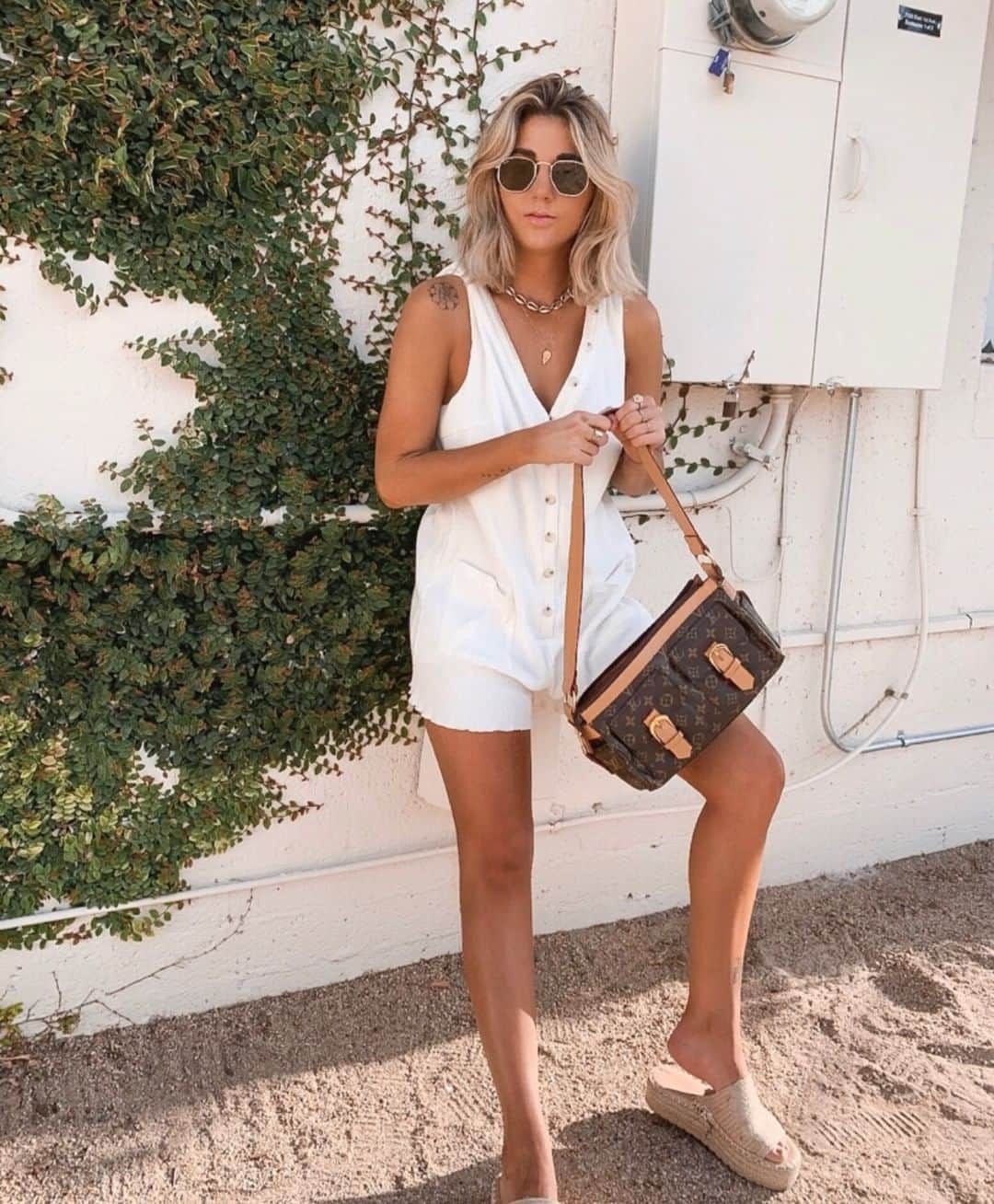 SABO SKIRTさんのインスタグラム写真 - (SABO SKIRTInstagram)「Fresh whites gets us every time🕊  #safiaplaysuit as seen on beb @kayleerenda #saboskirt」5月2日 4時30分 - saboskirt