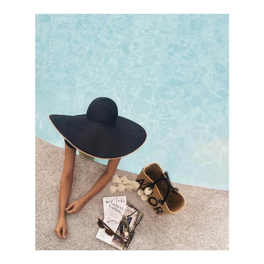 ティーバッグスさんのインスタグラム写真 - (ティーバッグスInstagram)「Poolside perfection ✨ #MISAmuse @mekailaaub + the Jane Box Bag. #MISAworld」5月2日 4時31分 - misa_losangeles