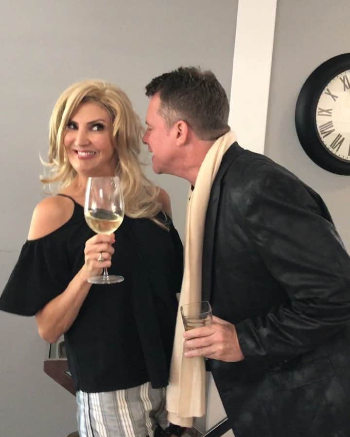 ヘザー・マクドナルドのインスタグラム：「Never forget one of the greatest guest roles on Real Housewives of New York, Ray with the scarf. What other famous Housewives scene would you like Chris and I to reenact at our live show Friday? Come see @chrisfranjola and I be real delights in SEATTLE May 3-4th. Get your tickets NOW before they sell out!」