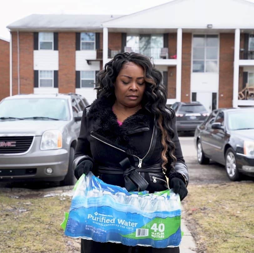 NBC Newsさんのインスタグラム写真 - (NBC NewsInstagram)「5 years later, #Flint residents still can’t trust the safety of the water in their city. April Cook-Hawkins works with her husband to deliver bottled water to those who need it most. Click the link in our bio to watch.」5月2日 4時43分 - nbcnews