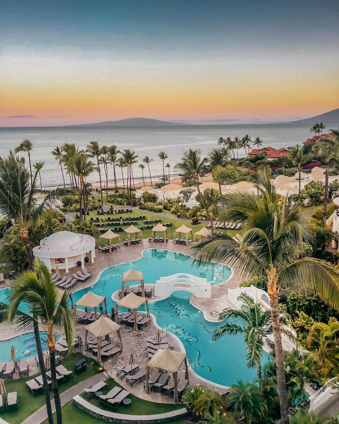 Stephanie Sterjovskiさんのインスタグラム写真 - (Stephanie SterjovskiInstagram)「Waking up in our second home @fairmontkealani 😍🌴#alwayskealani because just look at this view... have to pinch myself whenever I am here. What’s your favourite thing to do on Maui if you’ve been?? Leave your reccs below! 🤙👇#ssworldtravels #mauisunrise」5月2日 4時52分 - stephsjolly