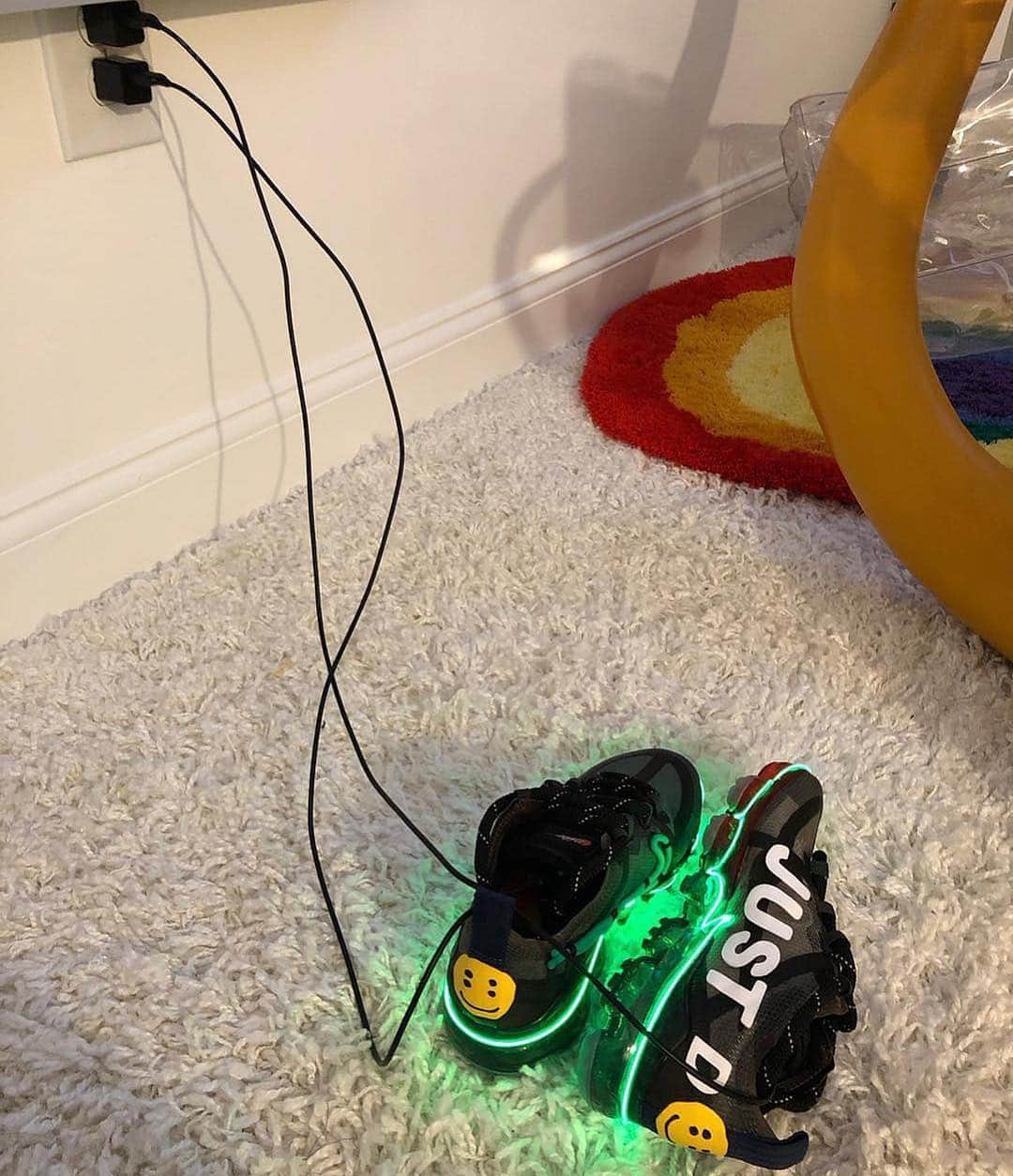 Freshnessさんのインスタグラム写真 - (FreshnessInstagram)「@avanope reveals a limited 1-of-10 F&F run of the @cactusplantfleamarket x Nike Vapormax, showing off its light-up neon 👀 The retail pair will be releasing May 14th #freshnesskicks」5月2日 4時46分 - freshnessmag