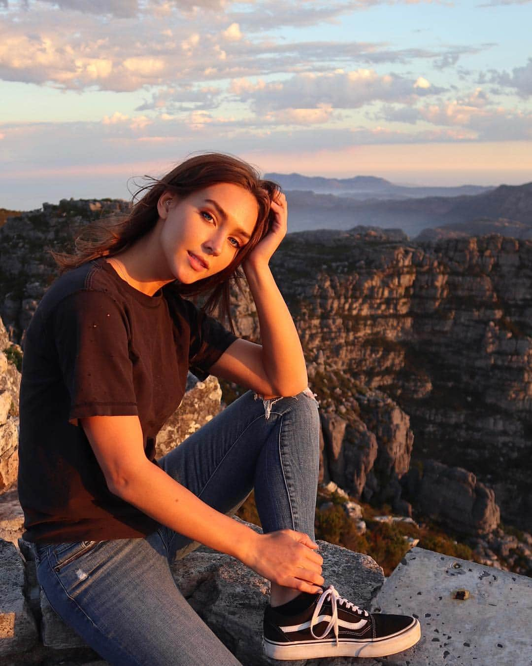 レイチェル・クックさんのインスタグラム写真 - (レイチェル・クックInstagram)「On our last day in South Africa, we took the cable car up table mountain. It was one of the most incredible ways to watch a sunset 😍🙌🏼❤️ wow / thanks to @karmagawa for the opportunity」5月2日 4時51分 - rachelc00k