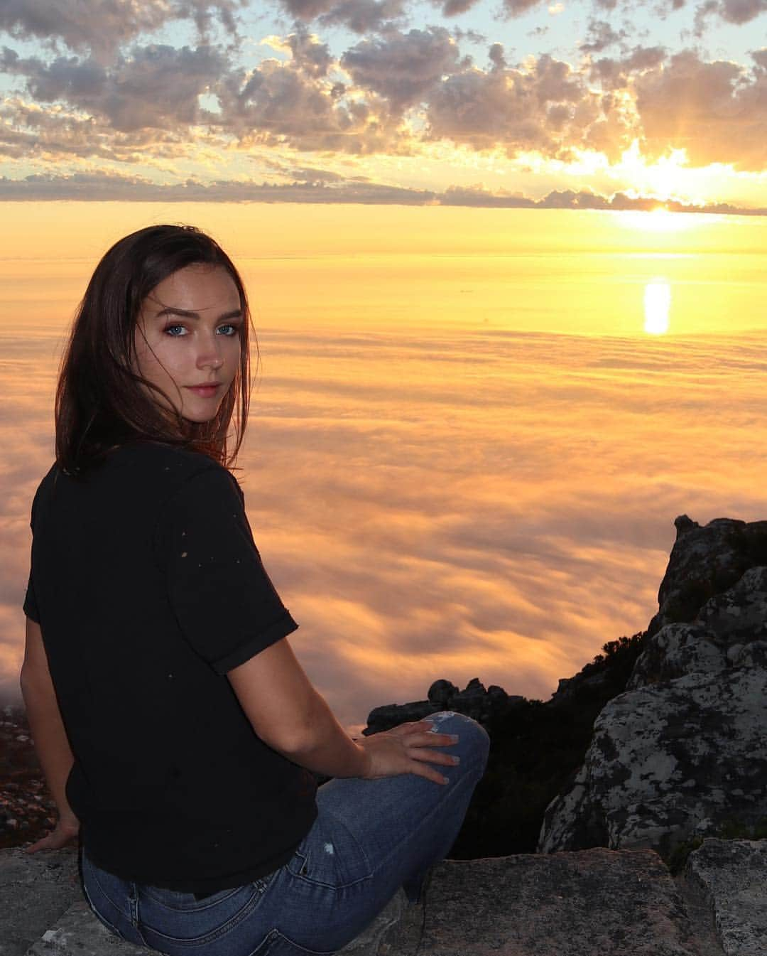 レイチェル・クックさんのインスタグラム写真 - (レイチェル・クックInstagram)「On our last day in South Africa, we took the cable car up table mountain. It was one of the most incredible ways to watch a sunset 😍🙌🏼❤️ wow / thanks to @karmagawa for the opportunity」5月2日 4時51分 - rachelc00k