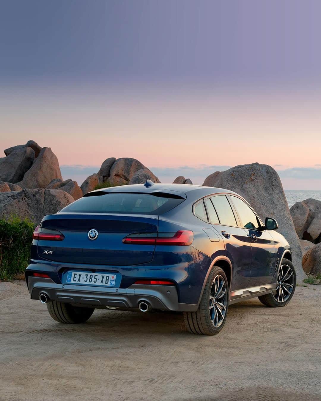 BMWのインスタグラム：「Stimulate all the experiences. The BMW X4. #BMW #X4」