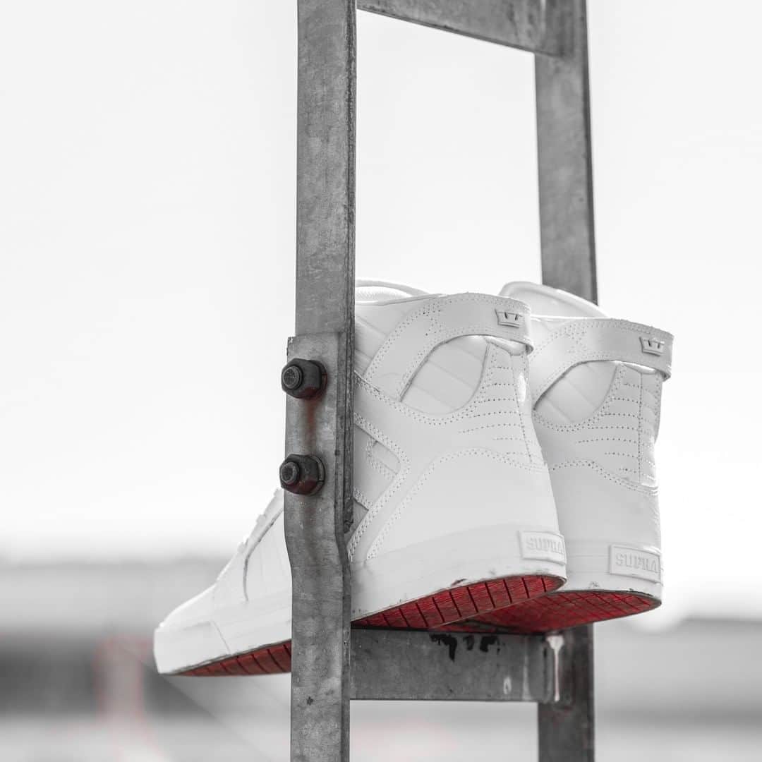 スープラさんのインスタグラム写真 - (スープラInstagram)「🔺Red Bottoms🔺 The iconic #Skytop001, available now at select global retailers.」5月2日 5時00分 - suprafootwear