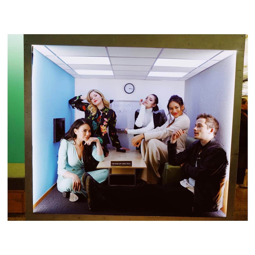 サーシャ・ピーターズのインスタグラム：「Beyond ready for tonight’s episode of #plltheperfectionists 💁🏼‍♀️」