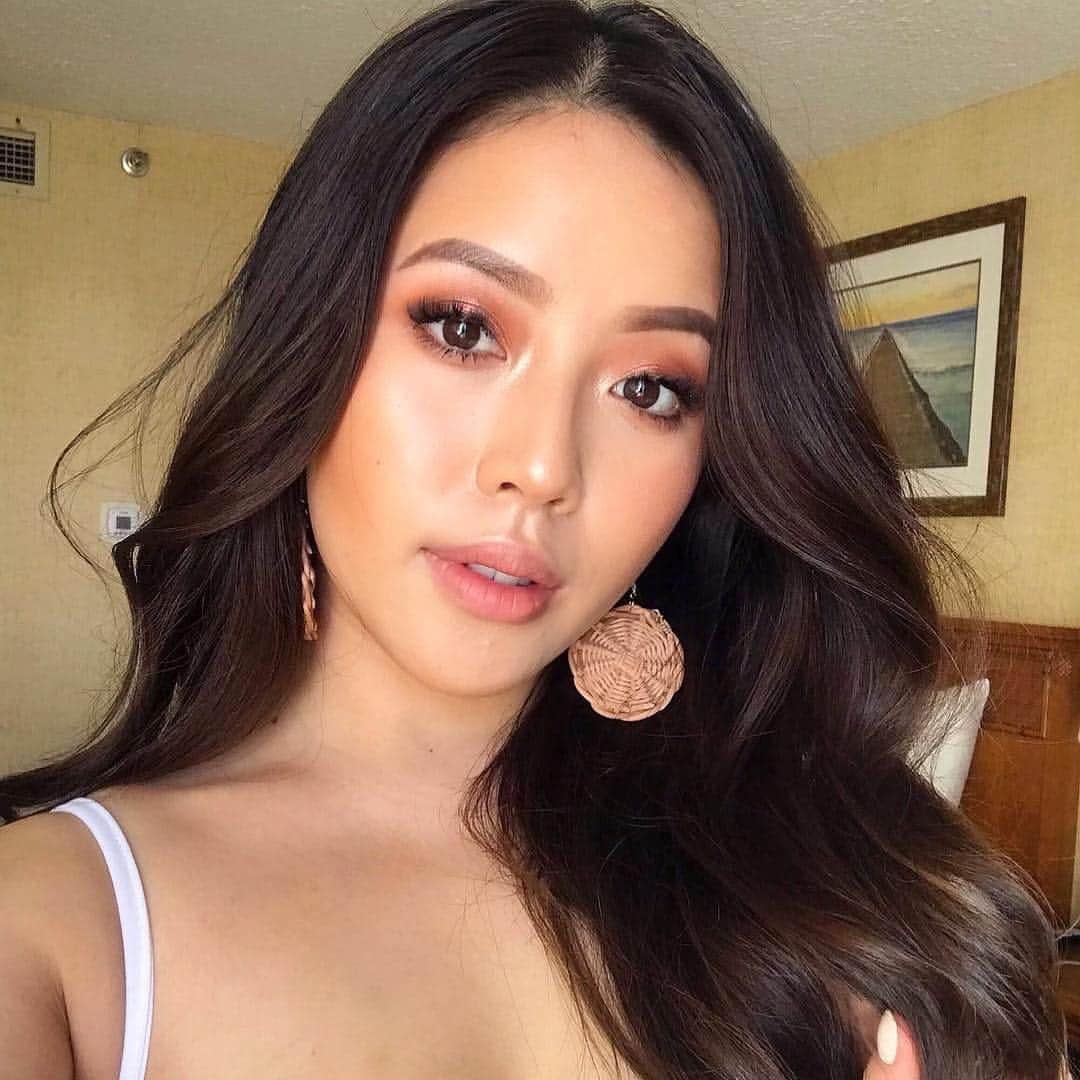 のインスタグラム：「Can’t 👏🏼 get 👏🏼 over 👏🏼 this 👏🏼 skin 👏🏼😍🙌🏼 Leave a ✨ if you’re obsessed with the glow from Banana Bright Face Primer ⬇️ #Regram @mmonique_」