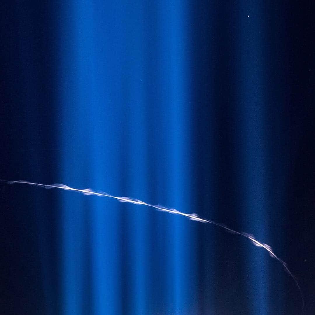 ナショナルジオグラフィックさんのインスタグラム写真 - (ナショナルジオグラフィックInstagram)「Photos by Babak Tafreshi @babaktafreshi | Some consider this art, a symbol, and some know it as a landmark, but it's one of the worst examples of light pollution. The intense blue beam of light pointing skyward from the Luxor Hotel is one of the most recognizable Las Vegas sights. But blue wavelengths are among the worst for sky glow: They bounce and scatter in the atmosphere, brightening the night sky even more than warmer-colored counterparts. According to the International Dark Sky Association (IDA), every year millions of birds die colliding with needlessly illuminated buildings and towers, and millions of other migrating birds are disturbed and confused on their path, due to intense lighting pointed at the sky or horizon. The Luxor beam also attracts insects and bats. In this exposure of a few seconds, a bat's flight path into the light is shown. Swipe to see a closer image of this abstract-looking view. Learn more on our new natgeo.com feature story "Light pollution is getting worse, and Earth is paying the price" and follow me @babaktafreshi for more of the project.  #lightpollution #saveournightsky #lasvegas #starstruck」5月2日 5時20分 - natgeo