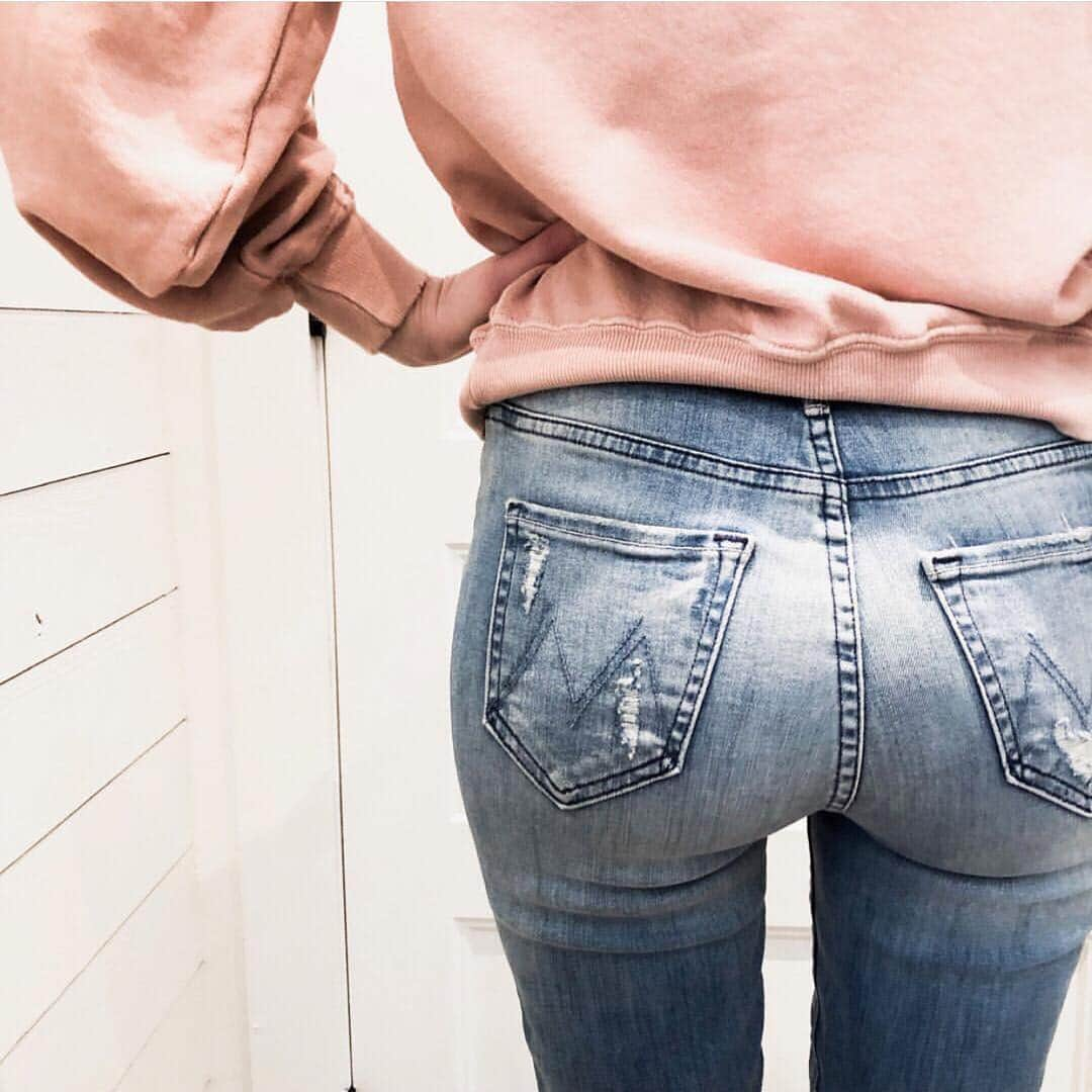 motherdenimさんのインスタグラム写真 - (motherdenimInstagram)「A Throwback Wash Distressed In All Of The Right Places 👖✂️💙 | Via @cashandclive The Tomcat in Super Blast From The Past」5月2日 5時14分 - motherdenim