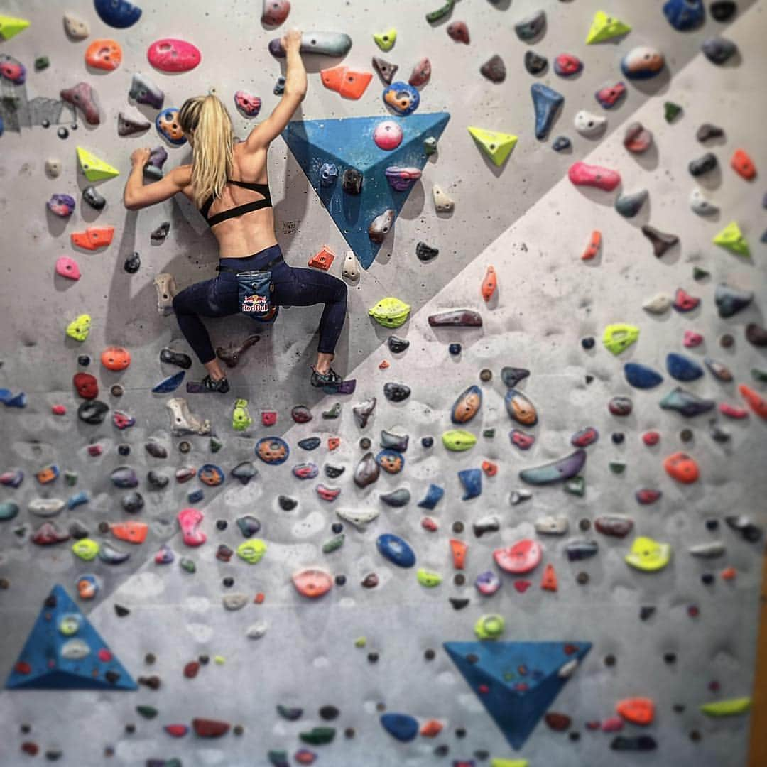 シャウナ・コックジーさんのインスタグラム写真 - (シャウナ・コックジーInstagram)「Went round and round until I couldn’t hold on to the biggest holds on the wall today. My forearms were burning, my hands were sore and my feet never want to be in climbing shoes again. Fitness training sure ain’t pretty but there are gains to be made 💪」5月2日 5時17分 - shaunacoxsey