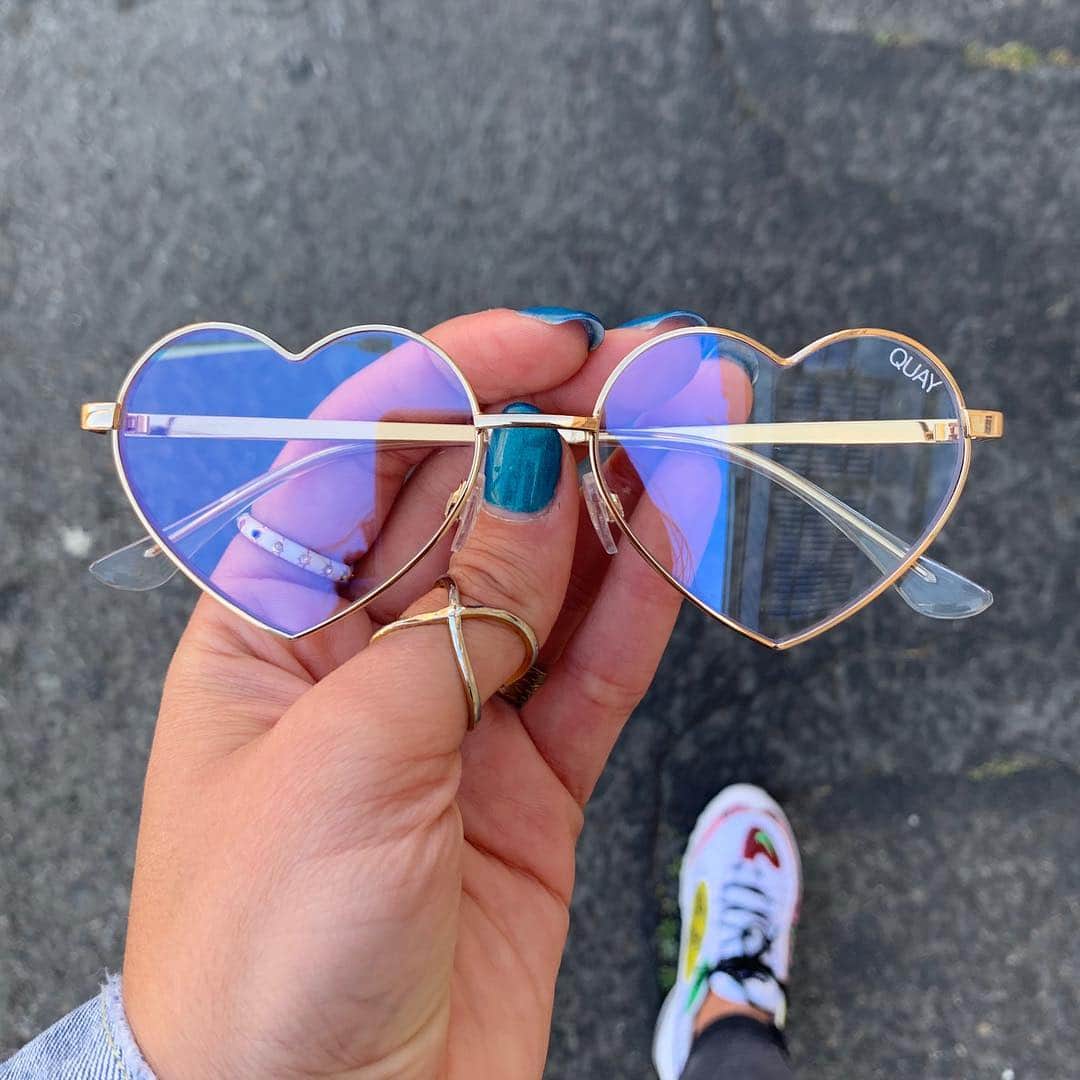 quayaustraliaさんのインスタグラム写真 - (quayaustraliaInstagram)「Your favourite sunnies caught the blues ✨🖤 Some of our bestselling frames just dropped on our site with blue light blocking lenses—and we’re seriously crushing on HEARTBREAKER 😍 #QUAYAUSTRALIA」5月2日 5時32分 - quayaustralia