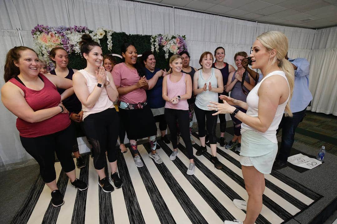 キャリー・アンダーウッドさんのインスタグラム写真 - (キャリー・アンダーウッドInstagram)「Surprised these lovely ladies and joined them for a pre-tour workout yesterday! Had so much fun and everyone looked great rocking their @CALIAbyCarrie! #StayThePath #CryPrettyTour360」5月2日 5時33分 - carrieunderwood