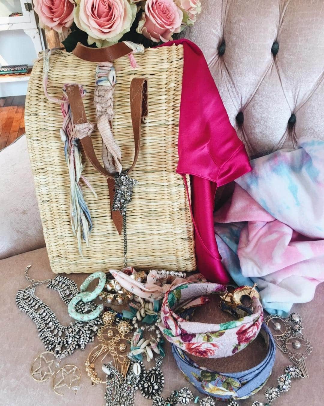 ダニジョーのインスタグラム：「Only packing the essentials... ✨🌸 Tap to shop」
