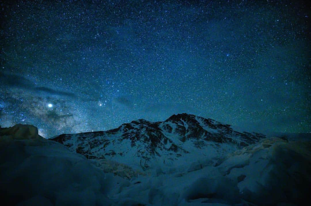 NikonUSAさんのインスタグラム写真 - (NikonUSAInstagram)「From #NikonAmbassador @ladzinski on his #NikonEverest journey with fellow Ambassador @coryrichards: “Here she is, #Everest just chillin under a veil of stars on an icy night. @coryrichards @estebantopomena @erichroepke @nikonusa #NikonEverest”」5月2日 5時48分 - nikonusa