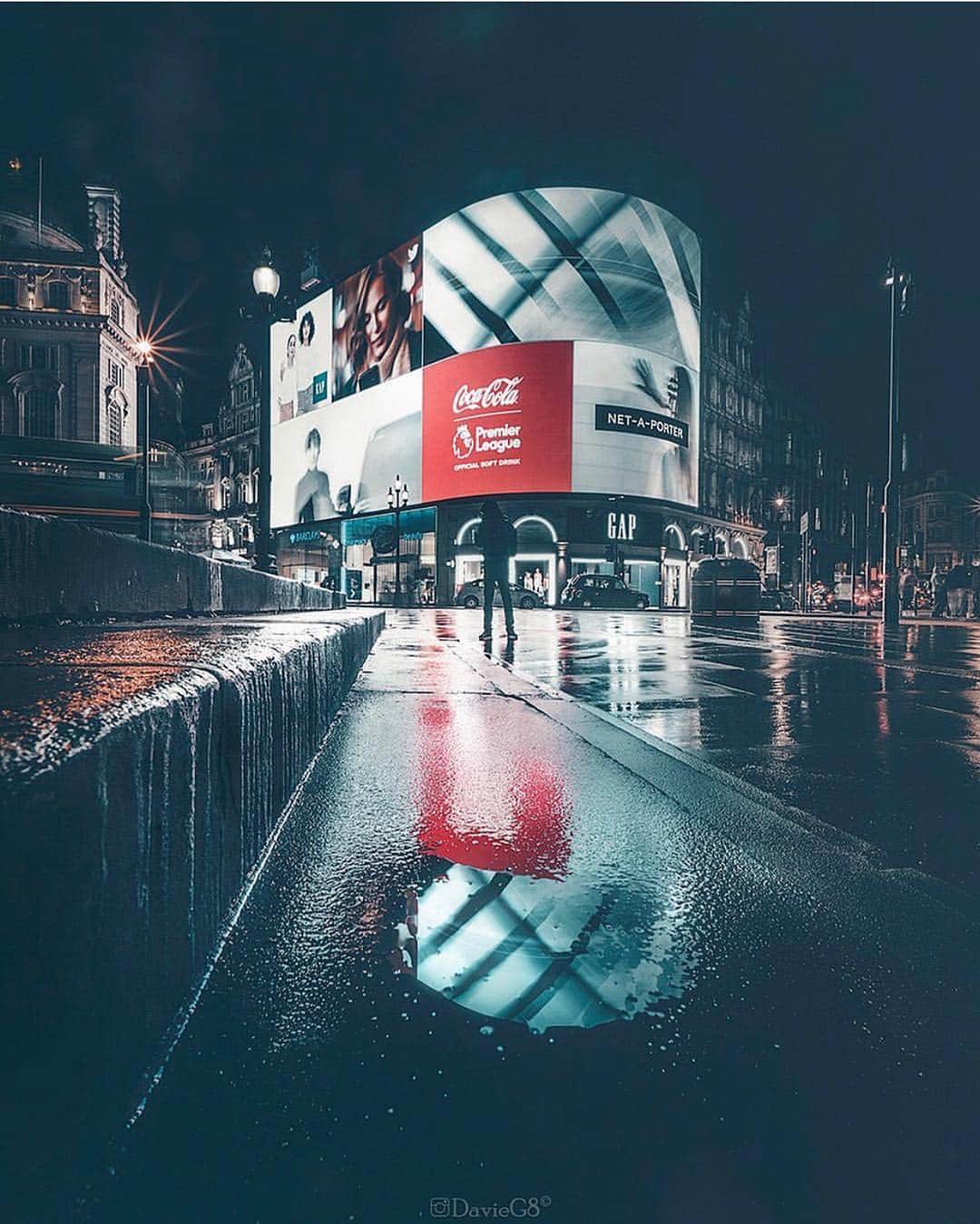@LONDON | TAG #THISISLONDONさんのインスタグラム写真 - (@LONDON | TAG #THISISLONDONInstagram)「#London evening vibes courtesy of @davieg8 🔥 Who loves a wander around #PiccadillyCircus?! 🙋🏻‍♂️ // #thisislondon #london #Piccadilly」5月2日 6時02分 - london