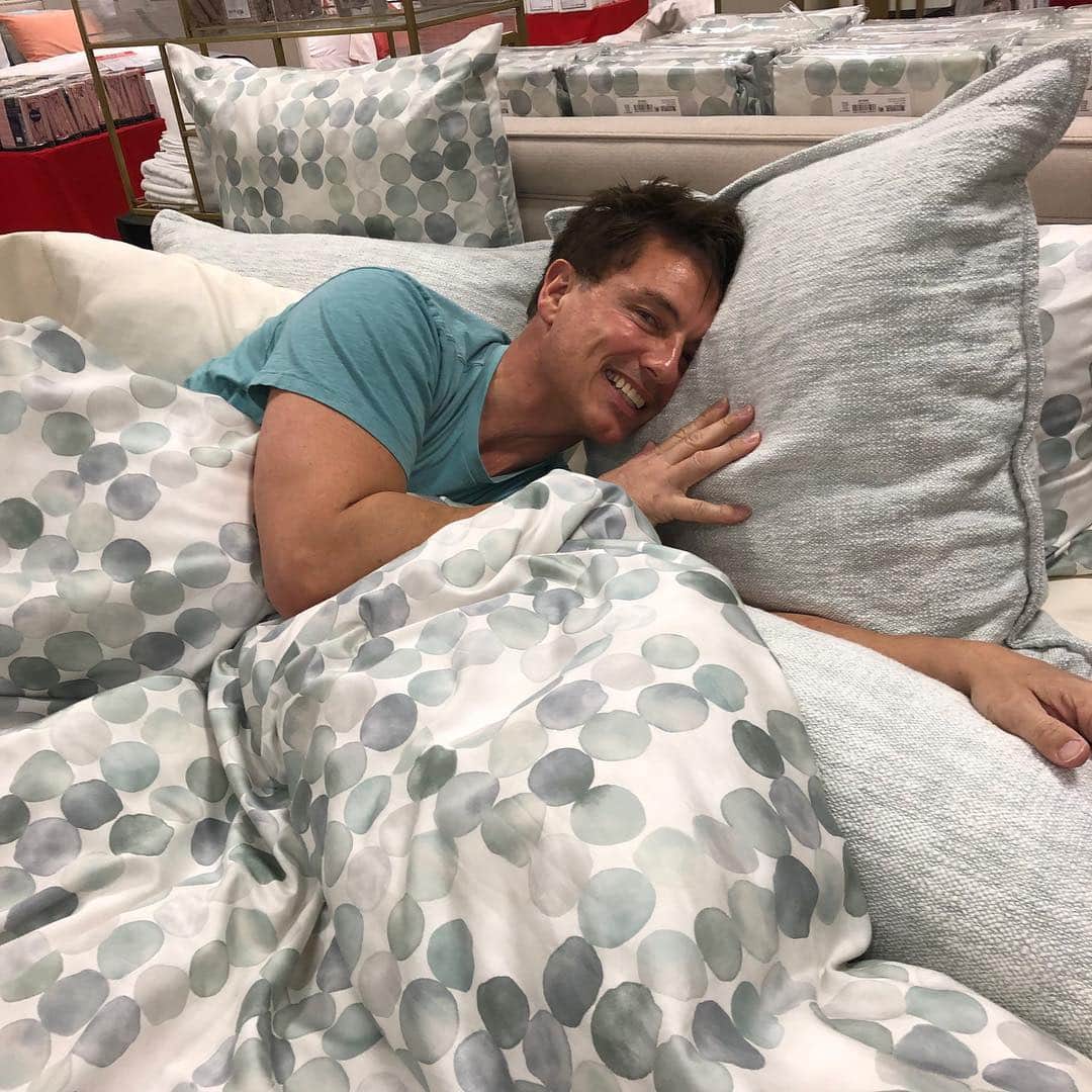 ジョン・バロウマンさんのインスタグラム写真 - (ジョン・バロウマンInstagram)「You gotta test the bedding first before you buy.  Jump in and snuggle up. #macys  jb」5月2日 5時57分 - johnscotbarrowman
