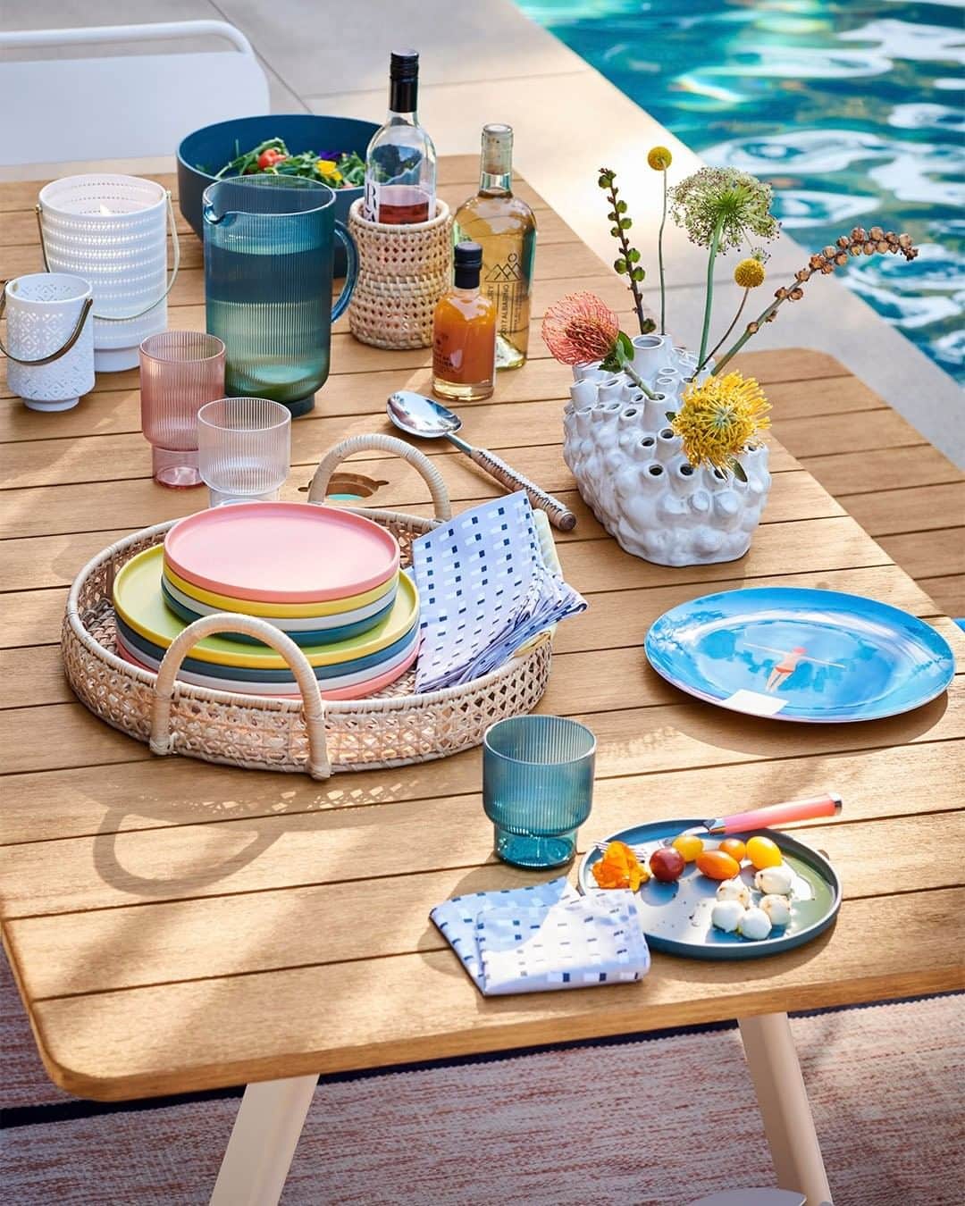 west elmさんのインスタグラム写真 - (west elmInstagram)「In case you needed any more motivation to plan a summer party... 😏🏖 Shop all your outdoor entertaining needs + share your style with @westelm! #summerentertaining #yessummer #entertainingessentials #poolside #getoutside」5月2日 6時01分 - westelm