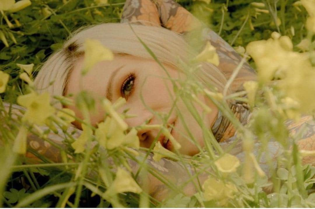 カーリー・レイ・ジェプセンさんのインスタグラム写真 - (カーリー・レイ・ジェプセンInstagram)「Flower bed for @rollingstone 📸 @amyharrity 🌼」5月2日 6時02分 - carlyraejepsen