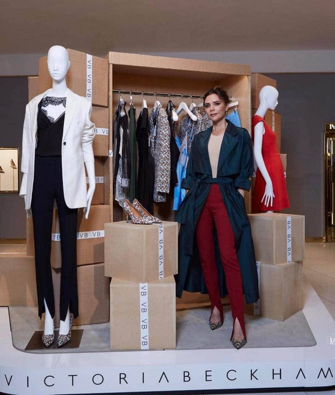 ヴィクトリアベッカムさんのインスタグラム写真 - (ヴィクトリアベッカムInstagram)「Great day visiting the VB pop up at @theofficialselfridges Birmingham, wearing my bottle green trench and burgundy split front trousers from my Spring Summer collection. Thank u @exchangramme, @sarahharris and all the ladies showing my #VBSS19 and dress capsule collection. Now available at #SelfridgesBirmingham x VB」5月2日 6時04分 - victoriabeckham