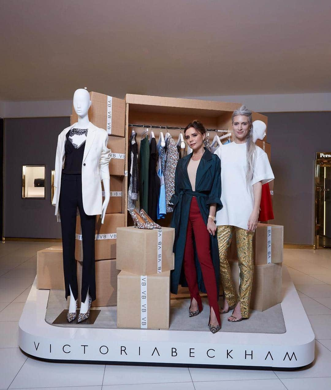 ヴィクトリアベッカムさんのインスタグラム写真 - (ヴィクトリアベッカムInstagram)「Great day visiting the VB pop up at @theofficialselfridges Birmingham, wearing my bottle green trench and burgundy split front trousers from my Spring Summer collection. Thank u @exchangramme, @sarahharris and all the ladies showing my #VBSS19 and dress capsule collection. Now available at #SelfridgesBirmingham x VB」5月2日 6時04分 - victoriabeckham