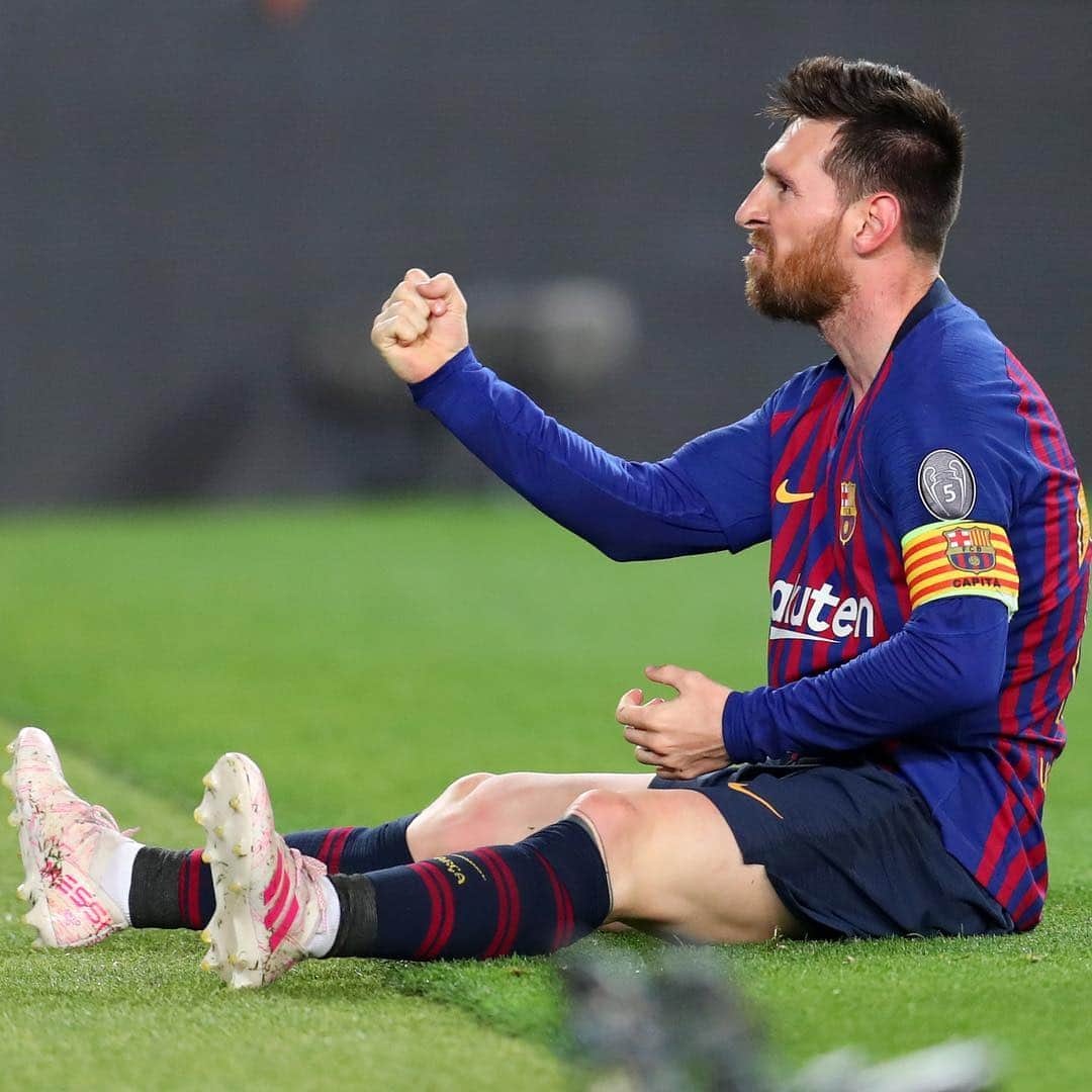 FIFAワールドカップさんのインスタグラム写真 - (FIFAワールドカップInstagram)「When you score your 600th goal for your club, you deserve to have a seat in the grass 🤯  #Messi #barcelona #UCL #Goals」5月2日 6時09分 - fifaworldcup