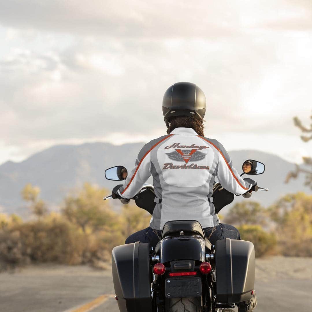 Harley-Davidsonさんのインスタグラム写真 - (Harley-DavidsonInstagram)「Kick Mother’s Day into high gear. 🧡 Find the perfect gift for mom at the link in our bio or at your local #HarleyDavidson dealer.  #FindYourFreedom #MothersDay」5月2日 6時09分 - harleydavidson