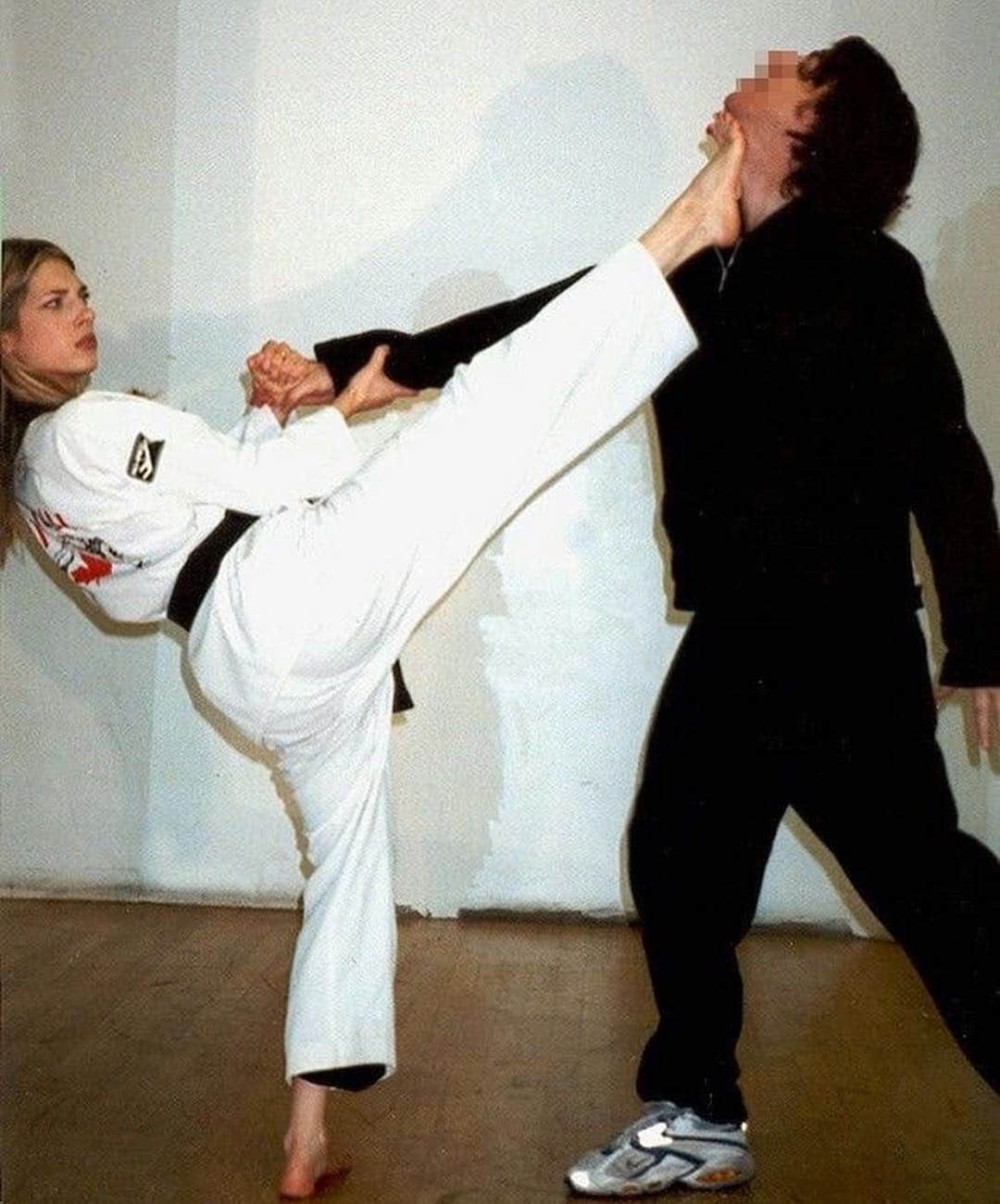 キャサリン・ウィニックのインスタグラム：「Smell that foot! Flashback to the time when I was 17, just moved to NY and this guy pretended he was a big time magazine owner. He talked me into doing a martial arts photo shoot and then tried to convince me to do it topless.. No chance jerk! Years later these photos popped up online and I now wonder why he blurred his own face.  Ladies, watch out! #timesup #winkaiselfdefence」