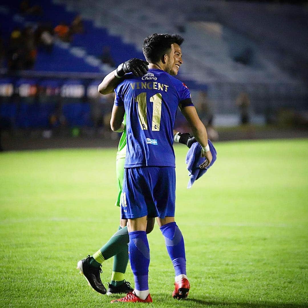 ヴィンセント・ケインのインスタグラム：「Great fight last night to win on Penalties from 1-3 down at halftime. Picking up form, 4 goals in the last 3 games 💪 #airforceunited #facup #jlchiangmaiunited #vincent #kv11 #nextround #goals」