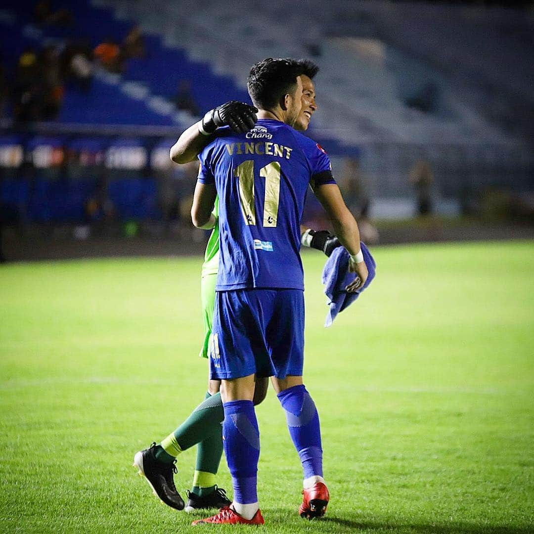 ヴィンセント・ケインさんのインスタグラム写真 - (ヴィンセント・ケインInstagram)「Great fight last night to win on Penalties from 1-3 down at halftime. Picking up form, 4 goals in the last 3 games 💪 #airforceunited #facup #jlchiangmaiunited #vincent #kv11 #nextround #goals」5月2日 17時00分 - kaynevincent_11