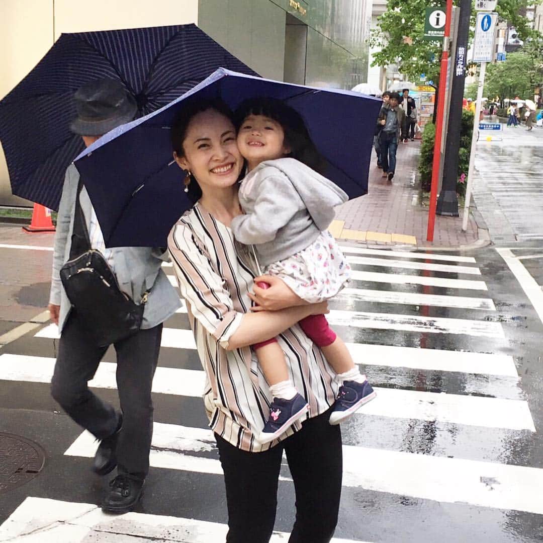 日高薫のインスタグラム：「令和の初日は家族で銀座お散歩☔️👨‍👩‍👧💗 #令和 #令和元年 #☔️ #銀座 #👨‍👩‍👧 #2歳 #女の子ママ」