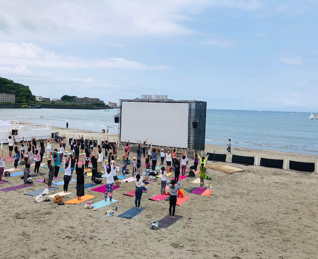 小澤名代さんのインスタグラム写真 - (小澤名代Instagram)「野沢和歌さんのHappy flow yoga🧘‍♀️ @wakanozawa  和歌さんの言葉のチョイスとヨガの世界観がとっても素敵で、ますますファンになりました💗 朝から最高のロケーションで、ヨガを出来て幸せすぎる☺︎ ・ ・ #happyflowyoga #yogazushibeach #zushibeachfilmfestival #yogagirl #morningyoga #beach #sea #yogalife #zushi #workout #powercharge #very #yogaeveryday #beachside #reiwa#ヨガ #ハッピーフロウヨガ #ビーチヨガ #逗子海岸 #逗子海岸映画祭 #逗子映画祭 #モーニンヨガ #朝活」5月2日 17時04分 - ozawanayo