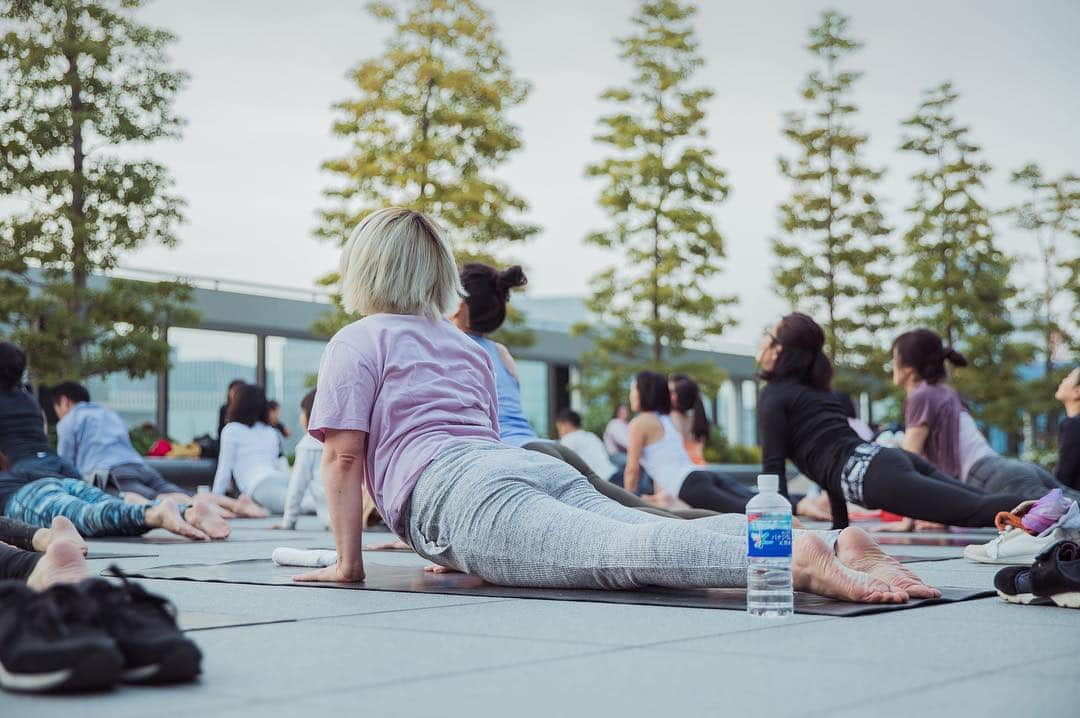 西畑亜美さんのインスタグラム写真 - (西畑亜美Instagram)「＼＼lululemon GINZA SIX 2周年イベント／／ 2019.4.21 Sweat fes @ginzasix 屋上  ルルレモン銀座six二周年イベント 朝から夜まで6チーム様々なワークアウトが開催されたSweat fes‼︎ 私はロータスエイトチーム @studiolotus8 として、 ゆうた先生と最終レッスン、サンセットヨガを担当させて頂きました。  #見たことのないサンセットヨガ 銀座sixの屋上にて頭立ちになって頂きましたyo‼︎ 写真見返して、また自然と笑顔になるイイ時間を過ごさせて頂きました☺️ イベントの打ち合わせでお会いしてバイタリティーに溢れ、沢山刺激を下さった ピラティスのあかねさん @akanepilates  @daddyparktraining の植木さん @shibuya44 のあいさんや丸山さん ヨガ講師の竹村絵実さん タイミング合わずお話出来なかったですが、今回イベントご一緒させて頂いた方々  そして今回こうして素敵なご縁を下さった  @lululemonjp  #lululemon銀座 six チームの皆様‼︎ 参加していただいた皆さん‼︎ 本当に本当にありがとうございました❤️❤️❤️ ヨガインストラクターをしていて嬉しいのは、素敵な人達と会えること‼︎‼︎ #感謝 ・ ヨガウェア▶︎ @lululemon  #lululemon#lululemonjp#ルルレモン#GINZASIX#銀座six#銀座#ワークアウト#ヨガ#ピラティス#sweat#bodymake#姿勢改善#ヨガインストラクター#ヨガ講師#ワークアウトウェア#ヨガウェア#yogawear#サンセットヨガ#キックボクシング#ボクササイズ#引き締め#ストレッチ#トレーニング#パーソナル#workout」5月2日 17時06分 - amii0106