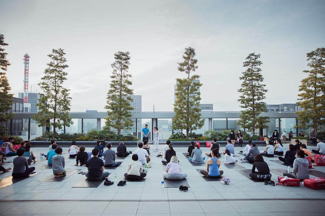 西畑亜美さんのインスタグラム写真 - (西畑亜美Instagram)「＼＼lululemon GINZA SIX 2周年イベント／／ 2019.4.21 Sweat fes @ginzasix 屋上  ルルレモン銀座six二周年イベント 朝から夜まで6チーム様々なワークアウトが開催されたSweat fes‼︎ 私はロータスエイトチーム @studiolotus8 として、 ゆうた先生と最終レッスン、サンセットヨガを担当させて頂きました。  #見たことのないサンセットヨガ 銀座sixの屋上にて頭立ちになって頂きましたyo‼︎ 写真見返して、また自然と笑顔になるイイ時間を過ごさせて頂きました☺️ イベントの打ち合わせでお会いしてバイタリティーに溢れ、沢山刺激を下さった ピラティスのあかねさん @akanepilates  @daddyparktraining の植木さん @shibuya44 のあいさんや丸山さん ヨガ講師の竹村絵実さん タイミング合わずお話出来なかったですが、今回イベントご一緒させて頂いた方々  そして今回こうして素敵なご縁を下さった  @lululemonjp  #lululemon銀座 six チームの皆様‼︎ 参加していただいた皆さん‼︎ 本当に本当にありがとうございました❤️❤️❤️ ヨガインストラクターをしていて嬉しいのは、素敵な人達と会えること‼︎‼︎ #感謝 ・ ヨガウェア▶︎ @lululemon  #lululemon#lululemonjp#ルルレモン#GINZASIX#銀座six#銀座#ワークアウト#ヨガ#ピラティス#sweat#bodymake#姿勢改善#ヨガインストラクター#ヨガ講師#ワークアウトウェア#ヨガウェア#yogawear#サンセットヨガ#キックボクシング#ボクササイズ#引き締め#ストレッチ#トレーニング#パーソナル#workout」5月2日 17時06分 - amii0106