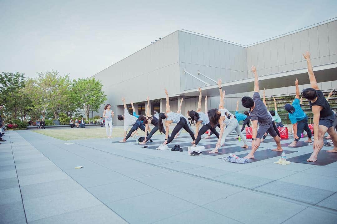 西畑亜美さんのインスタグラム写真 - (西畑亜美Instagram)「＼＼lululemon GINZA SIX 2周年イベント／／ 2019.4.21 Sweat fes @ginzasix 屋上  ルルレモン銀座six二周年イベント 朝から夜まで6チーム様々なワークアウトが開催されたSweat fes‼︎ 私はロータスエイトチーム @studiolotus8 として、 ゆうた先生と最終レッスン、サンセットヨガを担当させて頂きました。  #見たことのないサンセットヨガ 銀座sixの屋上にて頭立ちになって頂きましたyo‼︎ 写真見返して、また自然と笑顔になるイイ時間を過ごさせて頂きました☺️ イベントの打ち合わせでお会いしてバイタリティーに溢れ、沢山刺激を下さった ピラティスのあかねさん @akanepilates  @daddyparktraining の植木さん @shibuya44 のあいさんや丸山さん ヨガ講師の竹村絵実さん タイミング合わずお話出来なかったですが、今回イベントご一緒させて頂いた方々  そして今回こうして素敵なご縁を下さった  @lululemonjp  #lululemon銀座 six チームの皆様‼︎ 参加していただいた皆さん‼︎ 本当に本当にありがとうございました❤️❤️❤️ ヨガインストラクターをしていて嬉しいのは、素敵な人達と会えること‼︎‼︎ #感謝 ・ ヨガウェア▶︎ @lululemon  #lululemon#lululemonjp#ルルレモン#GINZASIX#銀座six#銀座#ワークアウト#ヨガ#ピラティス#sweat#bodymake#姿勢改善#ヨガインストラクター#ヨガ講師#ワークアウトウェア#ヨガウェア#yogawear#サンセットヨガ#キックボクシング#ボクササイズ#引き締め#ストレッチ#トレーニング#パーソナル#workout」5月2日 17時06分 - amii0106