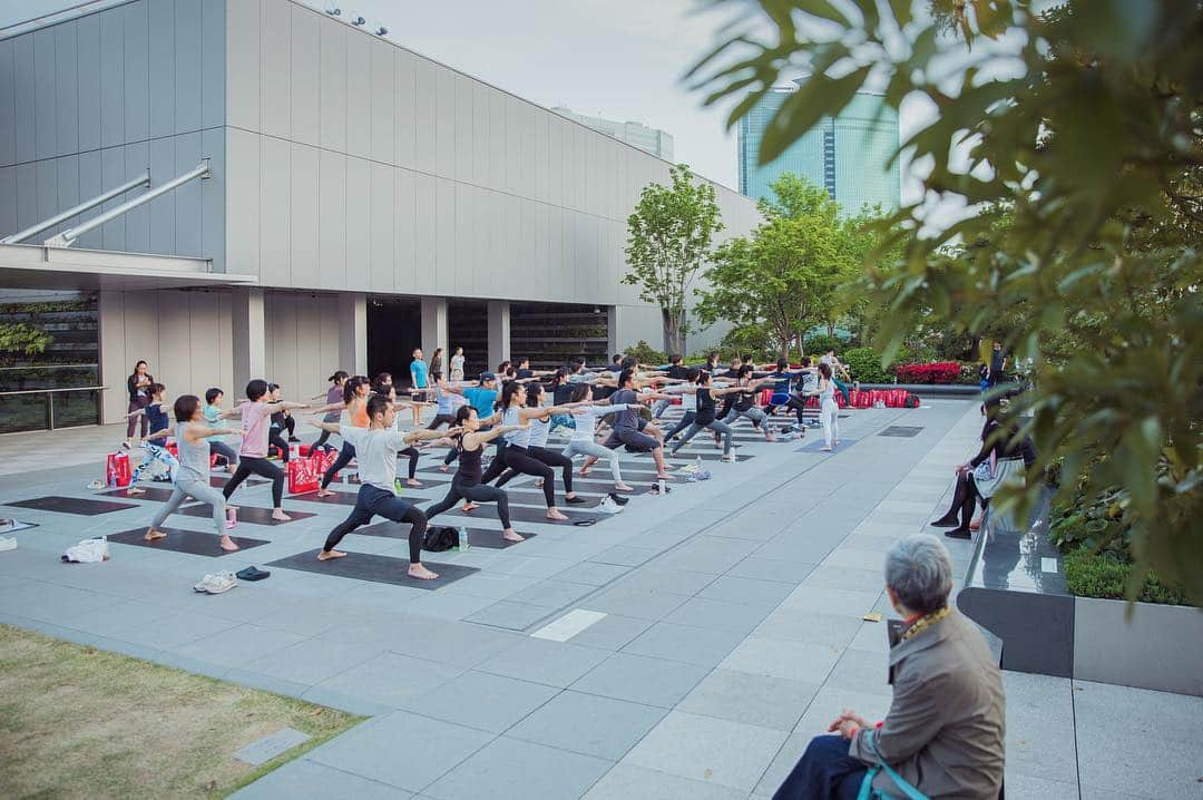 西畑亜美さんのインスタグラム写真 - (西畑亜美Instagram)「＼＼lululemon GINZA SIX 2周年イベント／／ 2019.4.21 Sweat fes @ginzasix 屋上  ルルレモン銀座six二周年イベント 朝から夜まで6チーム様々なワークアウトが開催されたSweat fes‼︎ 私はロータスエイトチーム @studiolotus8 として、 ゆうた先生と最終レッスン、サンセットヨガを担当させて頂きました。  #見たことのないサンセットヨガ 銀座sixの屋上にて頭立ちになって頂きましたyo‼︎ 写真見返して、また自然と笑顔になるイイ時間を過ごさせて頂きました☺️ イベントの打ち合わせでお会いしてバイタリティーに溢れ、沢山刺激を下さった ピラティスのあかねさん @akanepilates  @daddyparktraining の植木さん @shibuya44 のあいさんや丸山さん ヨガ講師の竹村絵実さん タイミング合わずお話出来なかったですが、今回イベントご一緒させて頂いた方々  そして今回こうして素敵なご縁を下さった  @lululemonjp  #lululemon銀座 six チームの皆様‼︎ 参加していただいた皆さん‼︎ 本当に本当にありがとうございました❤️❤️❤️ ヨガインストラクターをしていて嬉しいのは、素敵な人達と会えること‼︎‼︎ #感謝 ・ ヨガウェア▶︎ @lululemon  #lululemon#lululemonjp#ルルレモン#GINZASIX#銀座six#銀座#ワークアウト#ヨガ#ピラティス#sweat#bodymake#姿勢改善#ヨガインストラクター#ヨガ講師#ワークアウトウェア#ヨガウェア#yogawear#サンセットヨガ#キックボクシング#ボクササイズ#引き締め#ストレッチ#トレーニング#パーソナル#workout」5月2日 17時06分 - amii0106