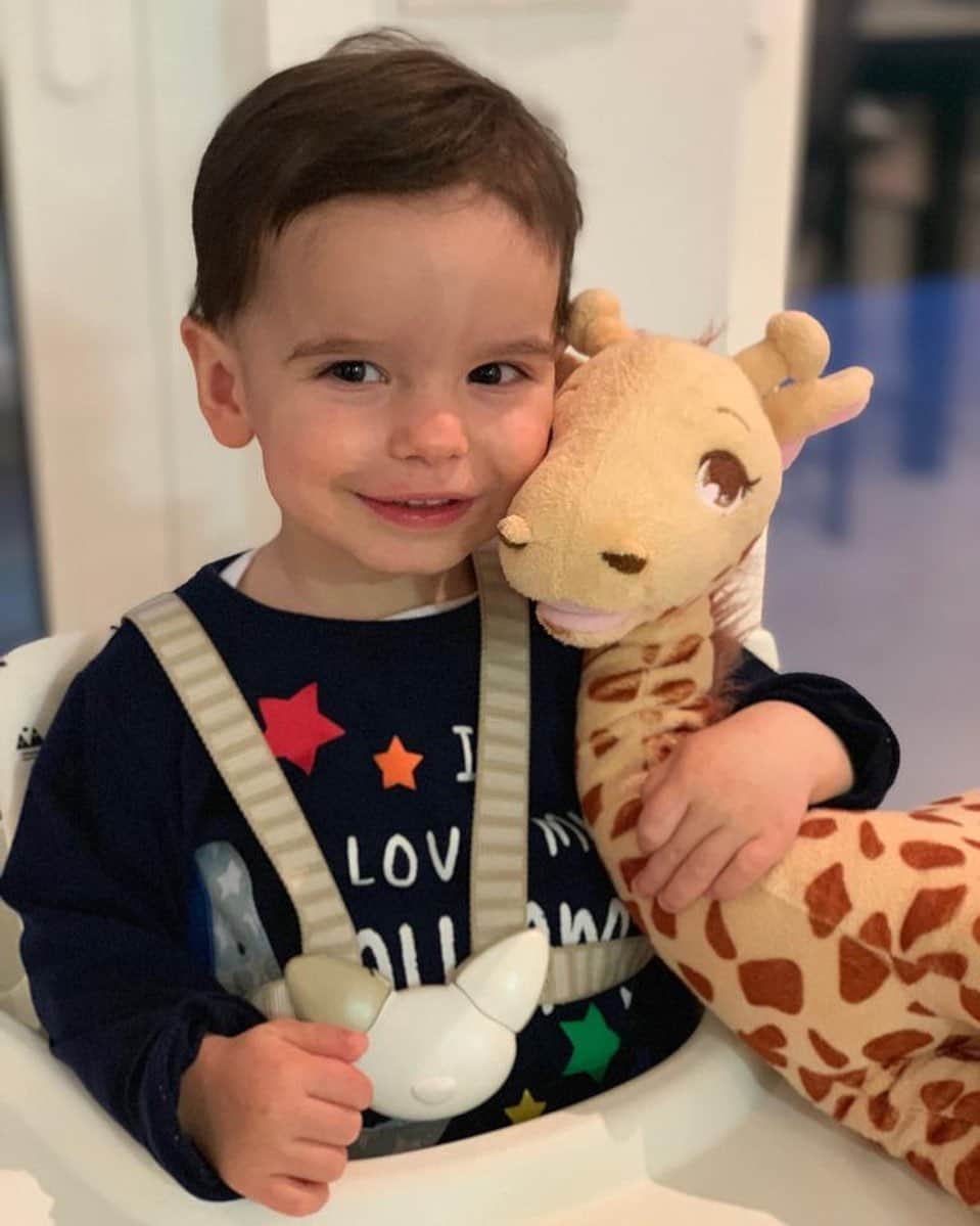 ティボ・クルトゥワのインスタグラム：「Feliz cumpleaños mi principe! 🥳🎉 Te queremos mucho! 😘❤️」
