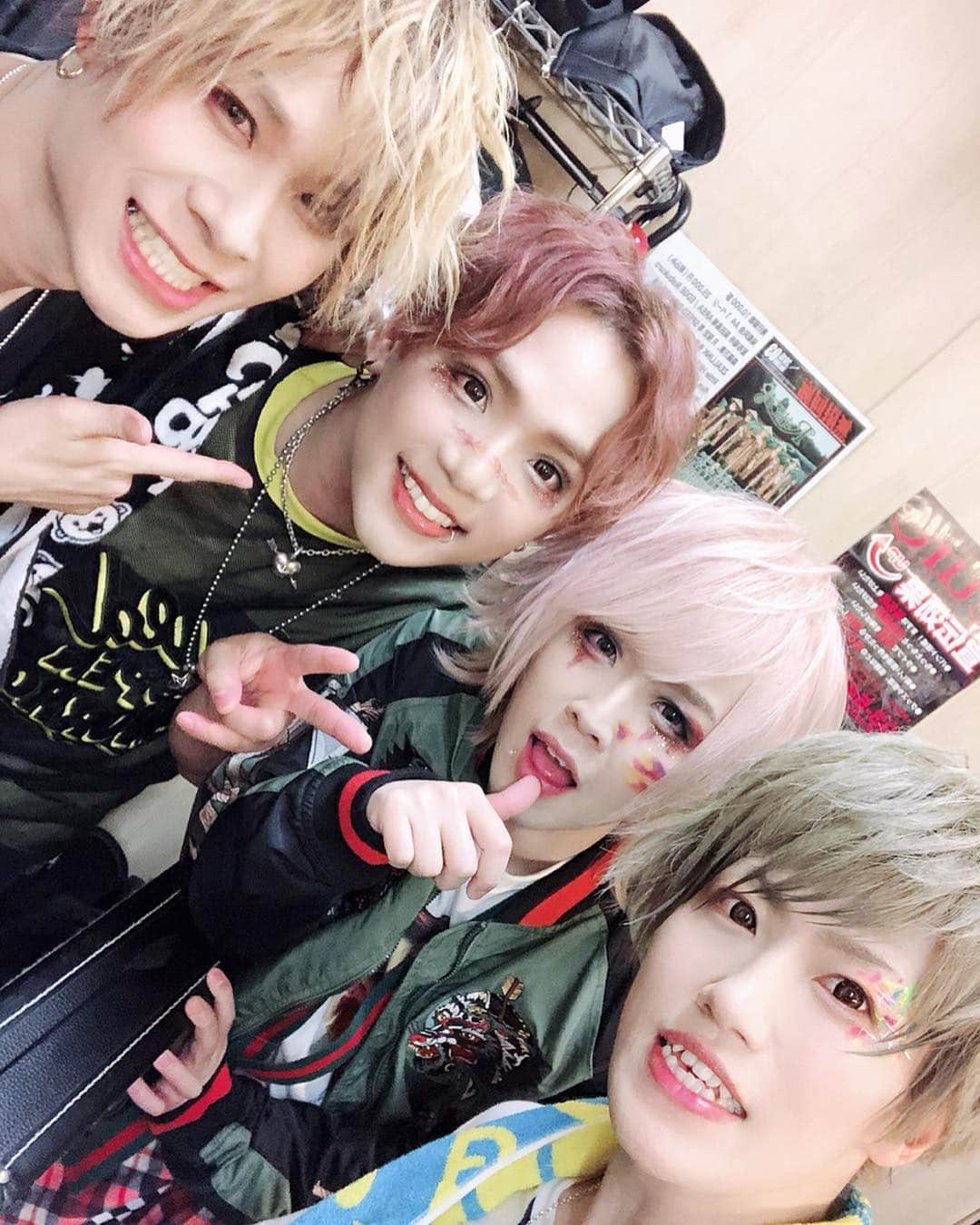 Takeshiさんのインスタグラム写真 - (TakeshiInstagram)「2019.4.27 池袋EDGE GTB & レメッカの2ステージ🐒🦍😈 歌はやっぱまだまだ緊張するしまだまだ気負いする。 でもまぁ今ソレがなくなったらダメだとも思うし、最近はソレも楽しめるよーになってきたかなー 前はソレで眠れなかったりもしたけど最近は寝れるしー😴✨ この日も熱くなれました🔥  レメッカはもうただぶちまけたー🥁 解放感よ🙋‍♂️笑 ドラムやってる感じに歌が追いつくのはまだまだ先だなー  2年目はその為の心と身体を作ろう✊  ゼンサイともボーイズボーイズで写真撮れた🐒🦍🍽 熱くなれたし楽しい1日でしたありがとう😊  #GTB #ジーティーボーイズ #LALEMECCA #レメッカ #ZENSAIBOYS #ビュートリ #ライブ」5月2日 15時35分 - takeshi_823