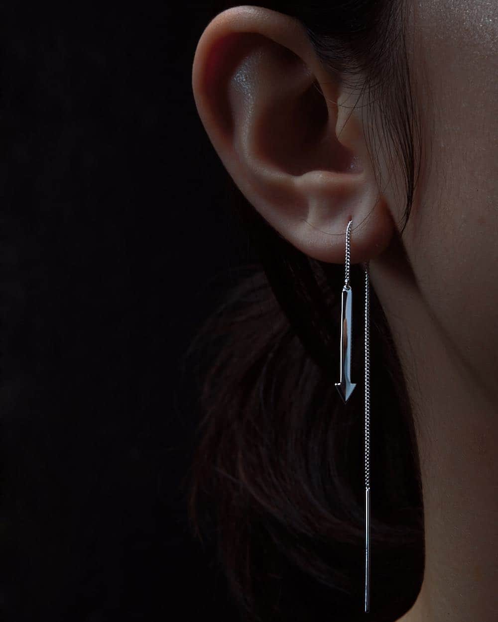 さんのインスタグラム写真 - (Instagram)「Metronome Earrings 🖤 Our signature arrow attached to a superfine chain, available at Ginza Six #karenwalkerjewellery﻿ ﻿ カレンウォーカーのアイコン"Arrowピアス"🖤﻿ シンプルながらにエッジが効いたデザイン🖤 ﻿ #karenwalker﻿﻿ #newzealand #tokyo #fashion #ginza #fashion #follow #like #カレンウォーカー﻿﻿ #ニュージーランド #東京 #銀座 #ファッション #コーデ #フォロー #いいね」5月2日 15時38分 - karenwalker_japan