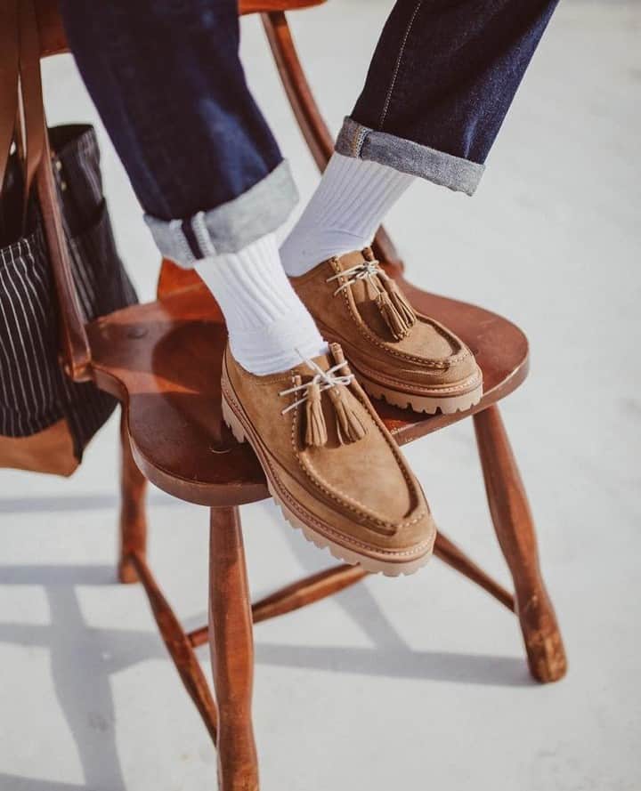 のインスタグラム：「Great image from @denny623 wearing Bennett, preppy, handsewn casual apron shoe.⁣ ⁣ -⁣ ⁣ ⁣ #grenson #menswear #grensonshoes #grensonbrogues #mensfashion #mensstyle #thegoodshoe #scenestobeSEEN #vintage #streetwear.」