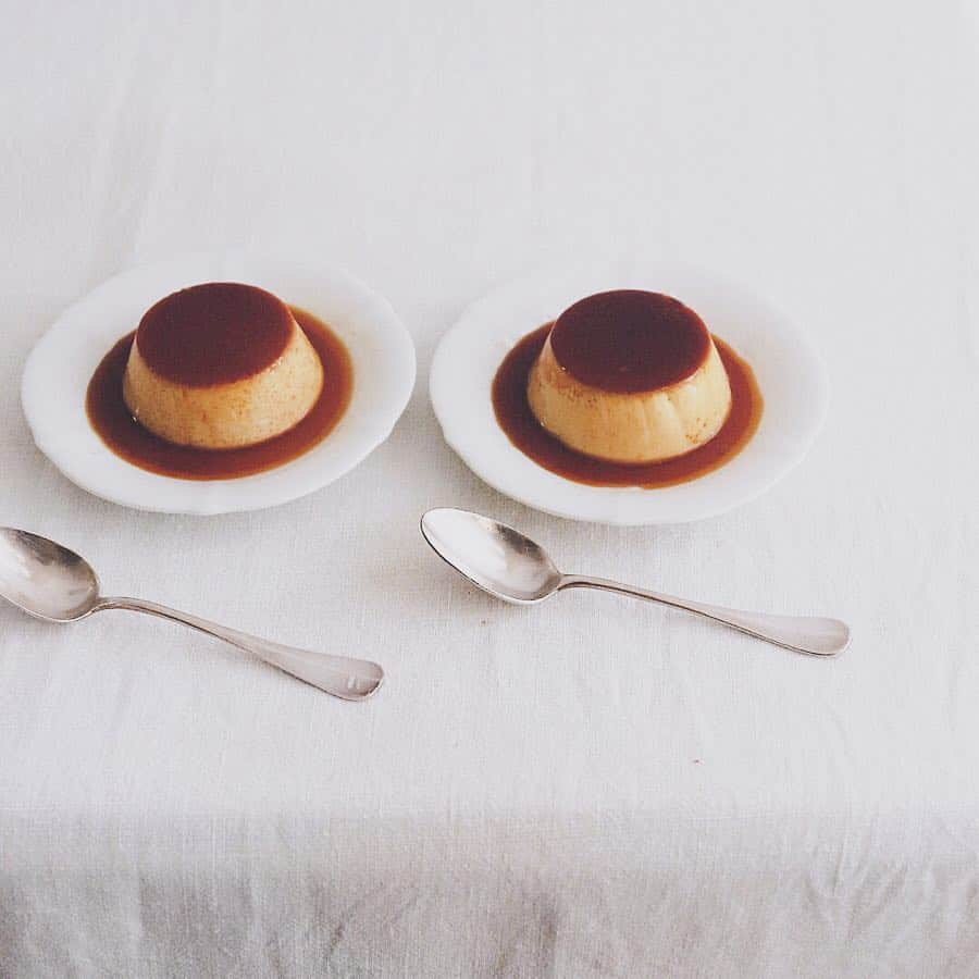 樋口正樹さんのインスタグラム写真 - (樋口正樹Instagram)「Pudding 🍮 . おやつにプリン。 蒸籠１段に８つ 欲張って重ねた。 少し傾くけどね、 無事出来ました。 . 牛乳６、全卵４ くらいの割合で ほどよく固めの むちっとしてて、 濃いめの苦めの 好みのカラメル。 . . #プリン #蒸しプリン #固めのプリン #おやつ #pudding」5月2日 15時57分 - higuccini