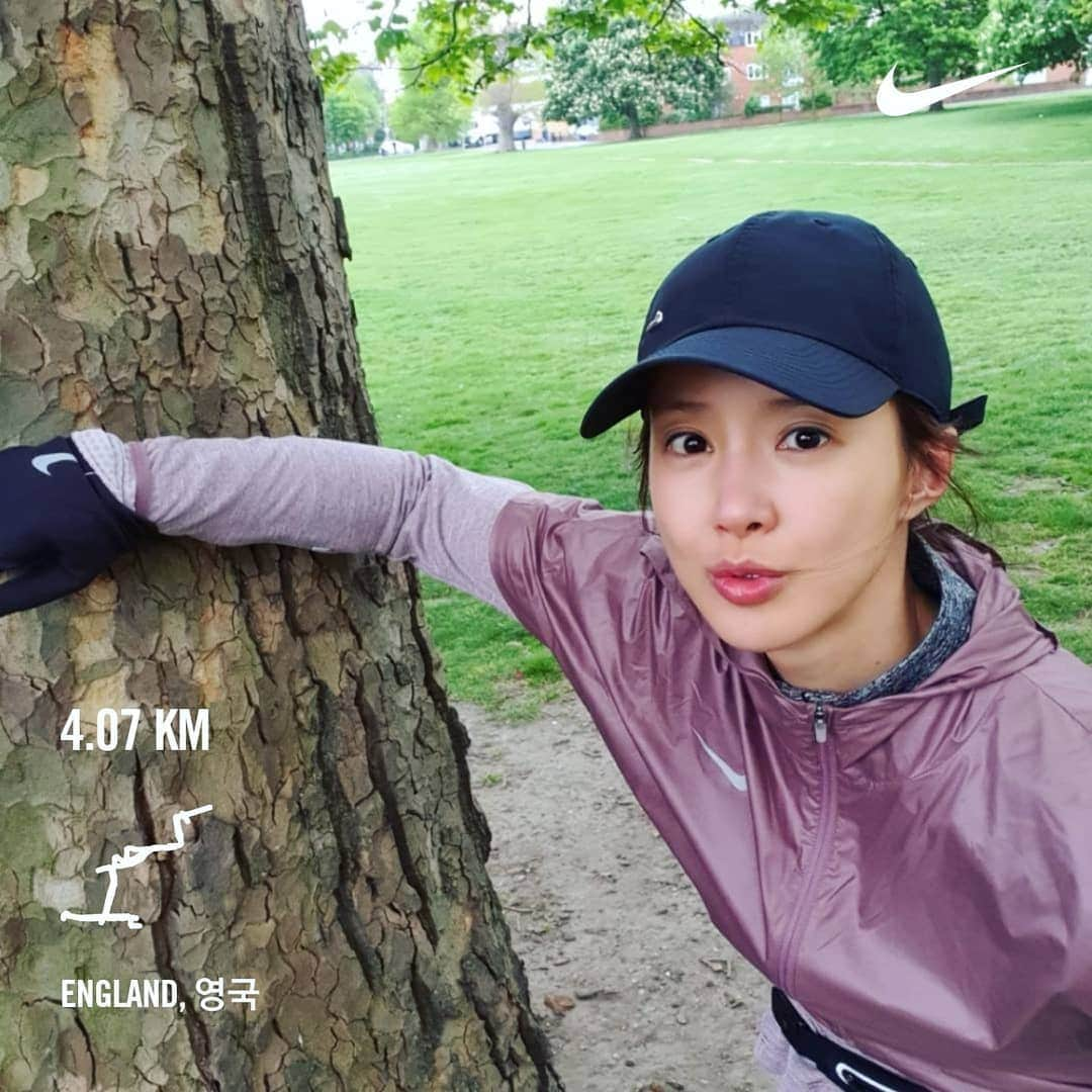 イ・シヨンさんのインスタグラム写真 - (イ・シヨンInstagram)「오늘은 다른공원ㅎㅎ turnhamgreen park🌿 4키로지만 빠르게🏃‍♀️🏃‍♂️🔥」5月2日 16時05分 - leesiyoung38