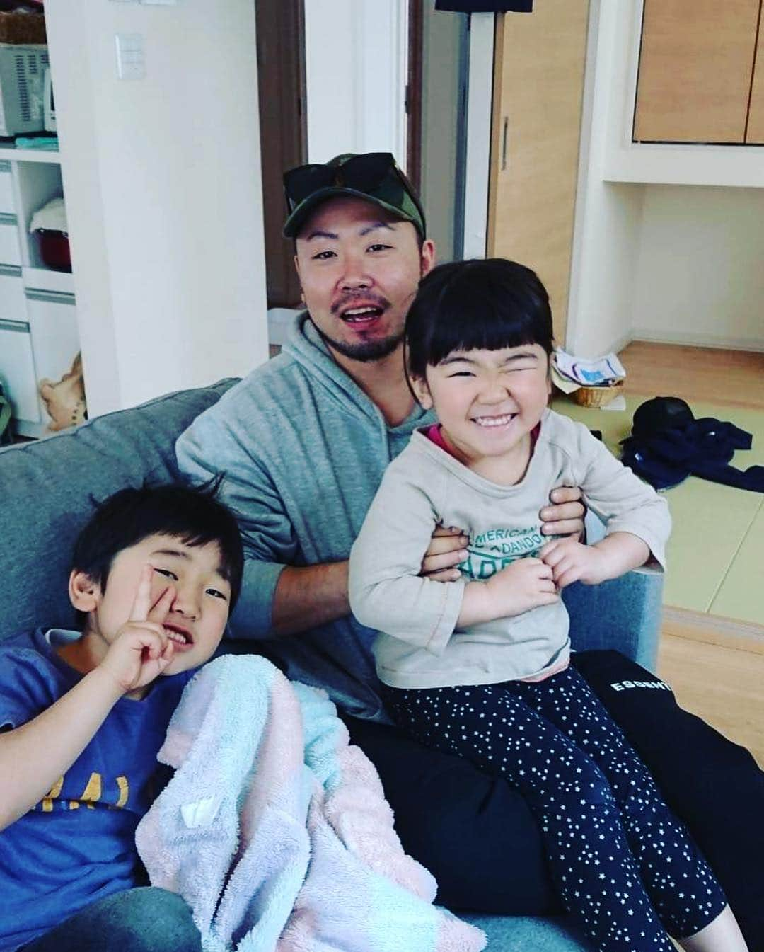 UTAさんのインスタグラム写真 - (UTAInstagram)「昨日は旭川にいる幼馴染の家に！ 子供達も大きくなっててわんぱくになってた！  やっぱいいよねー！！ #幼馴染 #幼稚園からの友達 #やっぱこういうのいいよね」5月2日 16時03分 - uta_boby_noisemaker