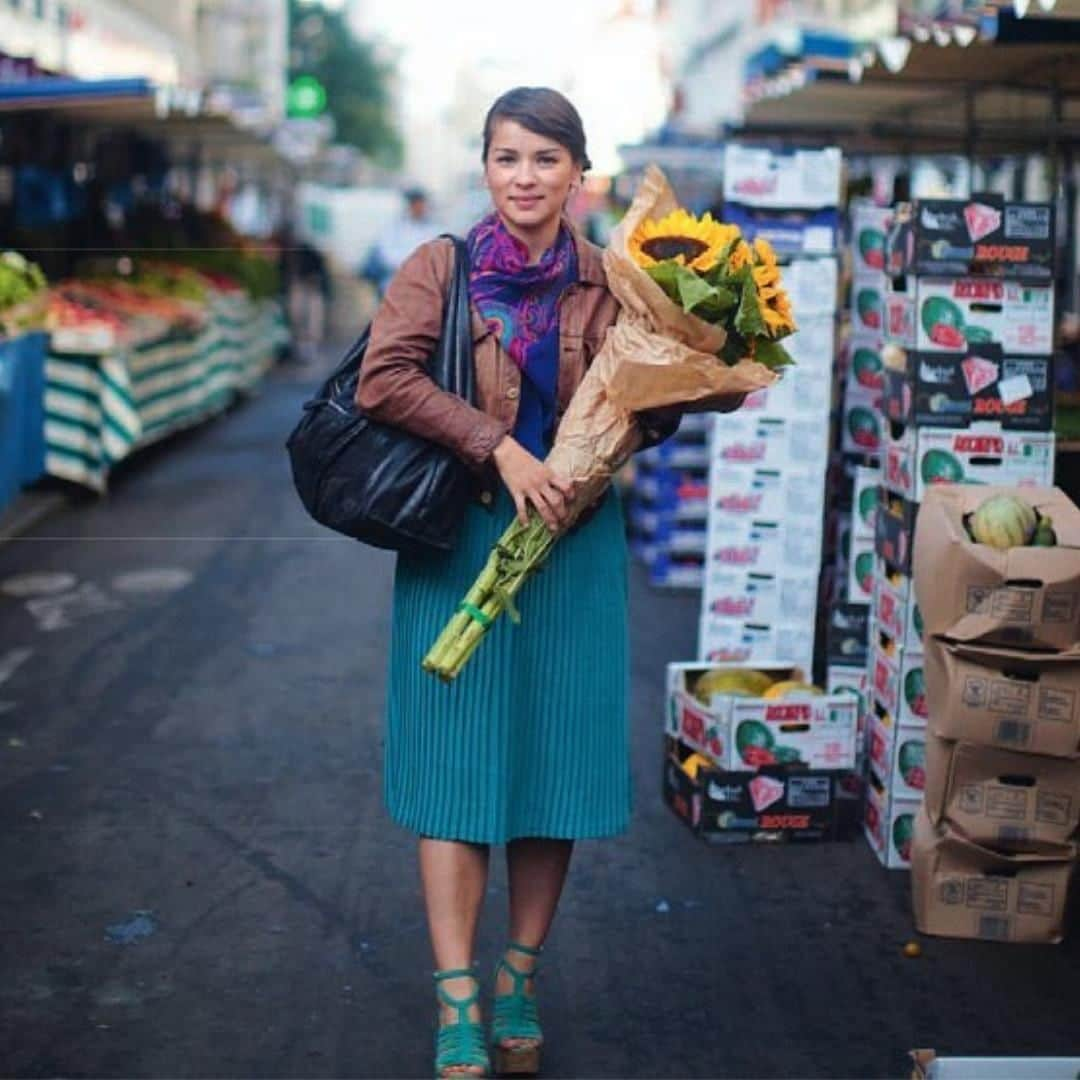 レイチェル・クーさんのインスタグラム写真 - (レイチェル・クーInstagram)「I love filling my house with fresh blooms 💐 When I lived in Paris, I would pop by my local market every week to collect a big bunch of seasonal flowers🌻Do you have a favourite type of flower? 📸: @davidloftus . . . . . . #throwback #TBT #ThrowbackThursday #Rachelkhoo #Memories #Memorylane #Paris #blooms #flowers #bouquet #littlepariskitchen #france #sunflower」5月2日 16時15分 - rachelkhooks