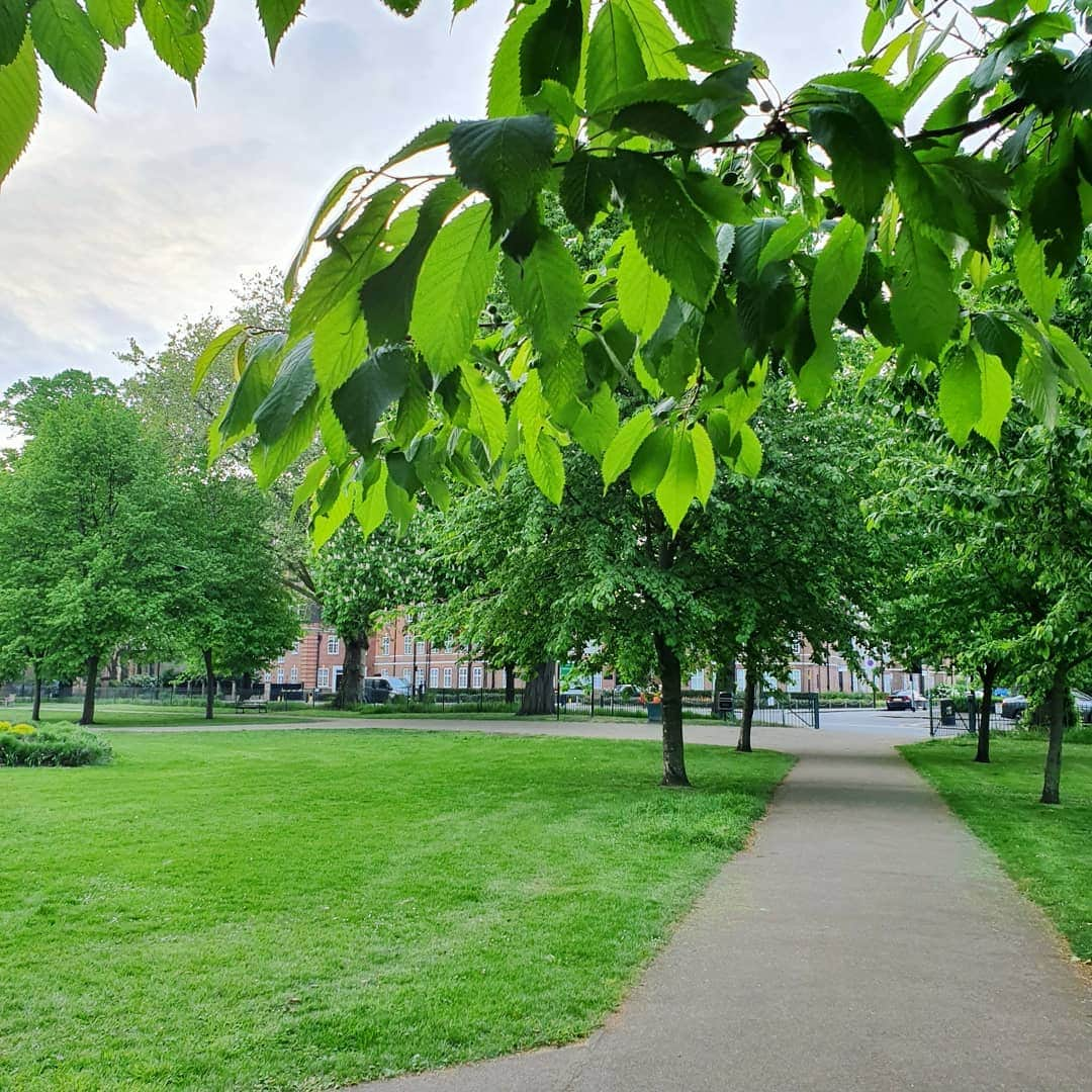 イ・シヨンさんのインスタグラム写真 - (イ・シヨンInstagram)「turnhamgreen park 공원이 정말 많아서 부럽다ㅎㅎ😊💛👍」5月2日 16時07分 - leesiyoung38