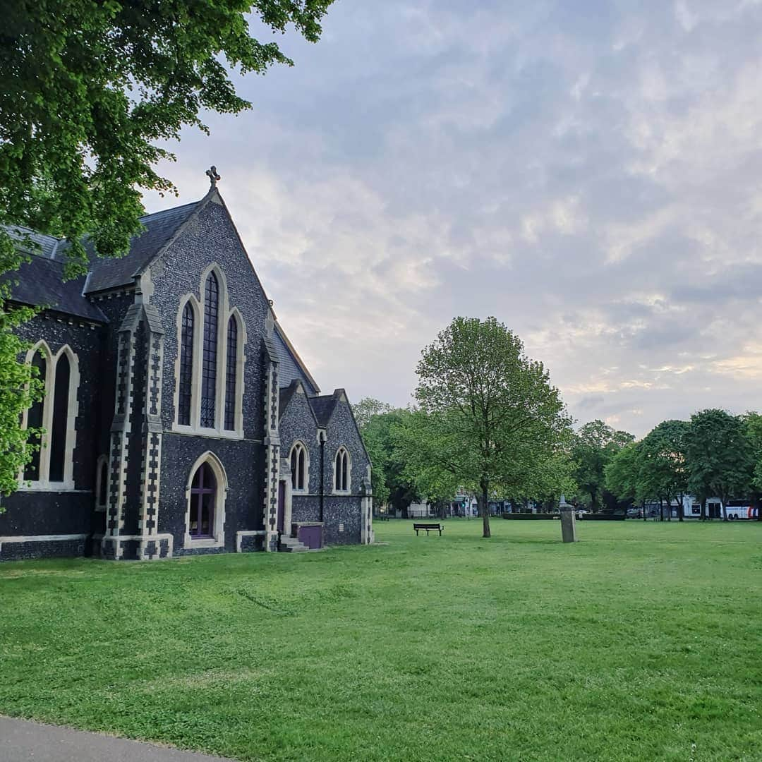 イ・シヨンさんのインスタグラム写真 - (イ・シヨンInstagram)「turnhamgreen park 공원이 정말 많아서 부럽다ㅎㅎ😊💛👍」5月2日 16時07分 - leesiyoung38