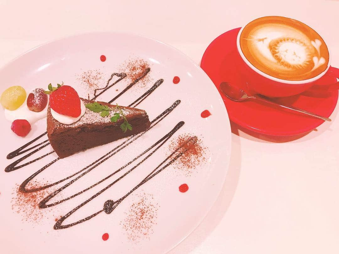 秋波愛さんのインスタグラム写真 - (秋波愛Instagram)「❤︎*。 . . . II Cugino cafe ( @iicuginocafe ) . ケーキもおいしいけど、 ラテアートが可愛いの🧸💗 . . . #イクジーノカフェ #ラテアート  #鶴舞カフェ #カフェ巡り #ケーキ  #iicuginocafe #latteart #cafe  #dela #あいちん #秋波愛 🐇🎀」5月2日 16時23分 - akinamiai