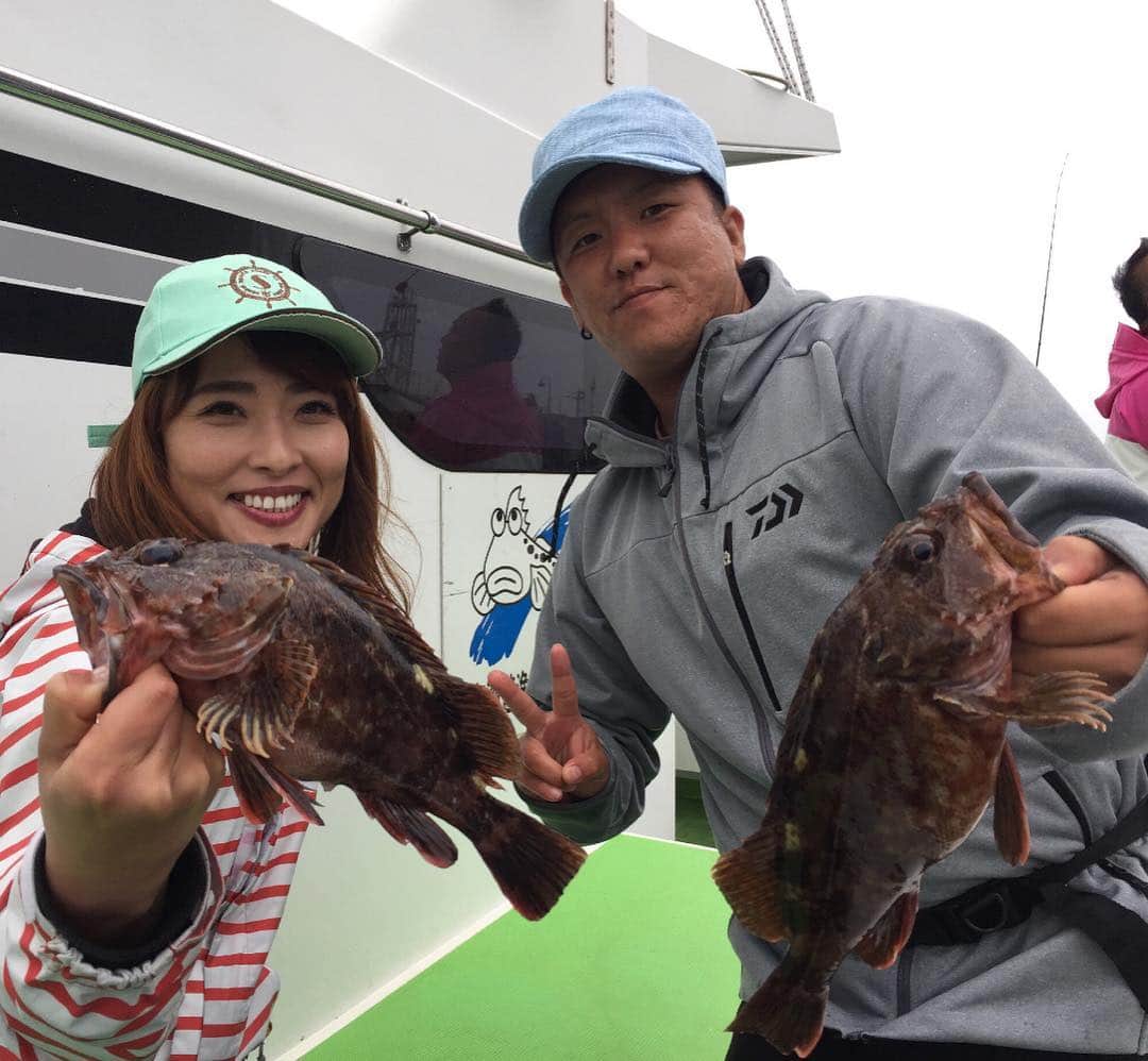 川目梢さんのインスタグラム写真 - (川目梢Instagram)「本日サンスポ掲載 船橋『内木丸』さんで夕まづめの尺カサゴ🎣飯岡『優光丸』の伊藤高弥船長とバトル編です🆚🔥 15号と軽いオモリでのやり取りは引き味抜群‼️ なんと6、7月には水深3、4mをオモリ5号で楽しめるって言うから驚きなのです😵  ぜひ皆様も内木丸の尺カサゴお試しあれ〜‼️ #船橋 #内木丸#カサゴ#尺カサゴ #釣り#釣りガール #釣り好きな人と繋がりたい #釣り女子 #優光丸」5月2日 16時23分 - kozukozu0615